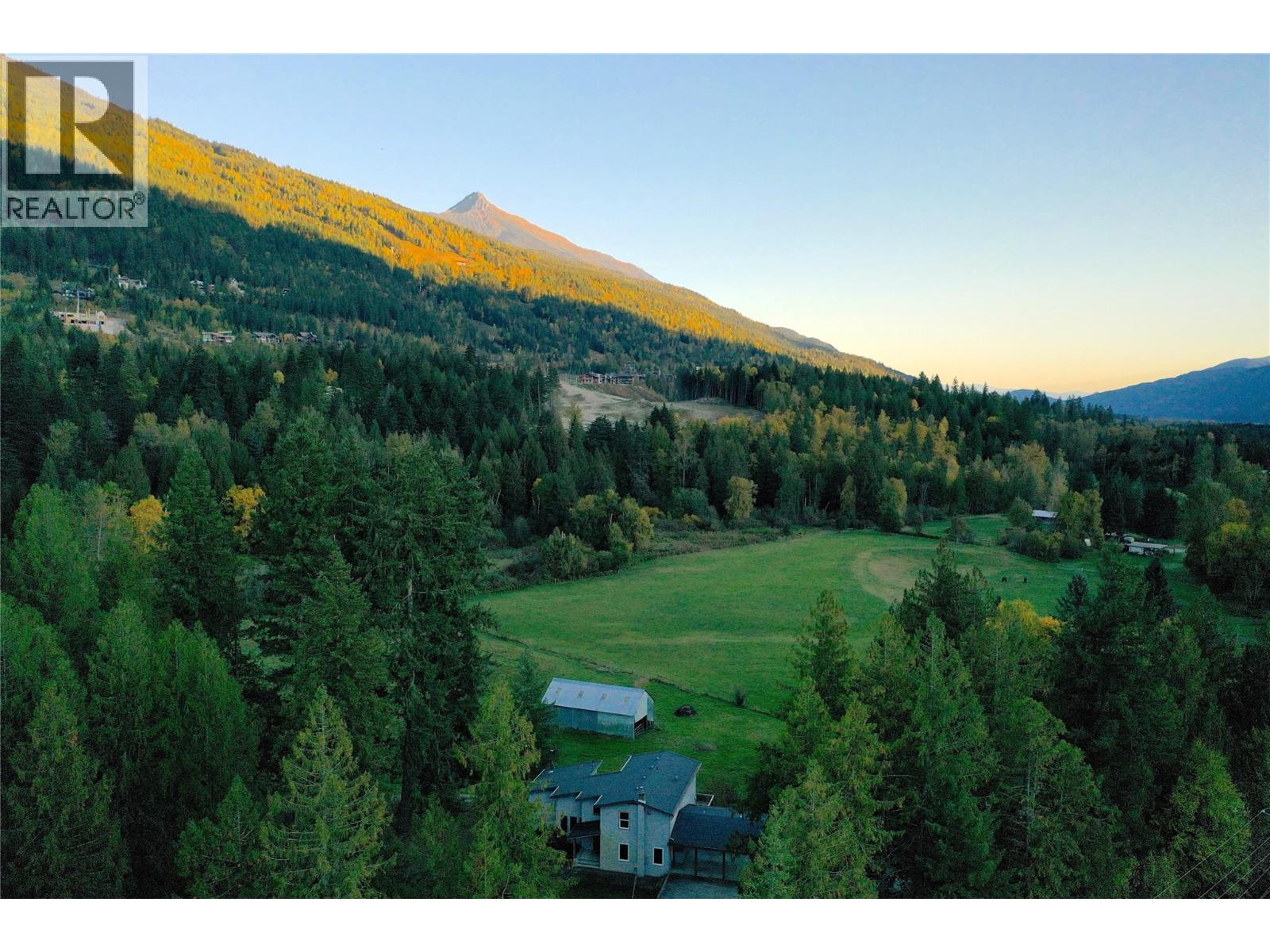 2626 Airport Way, Revelstoke, British Columbia  V0E 2S3 - Photo 2 - 10362336