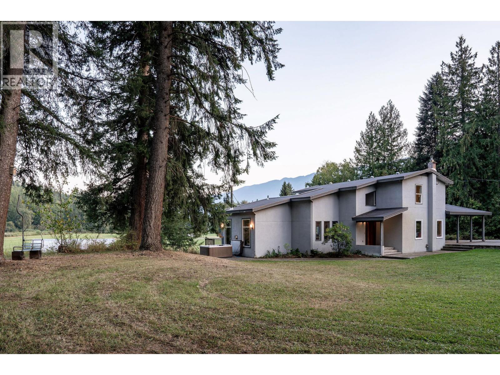 2626 Airport Way, Revelstoke, British Columbia  V0E 2S3 - Photo 5 - 10362336