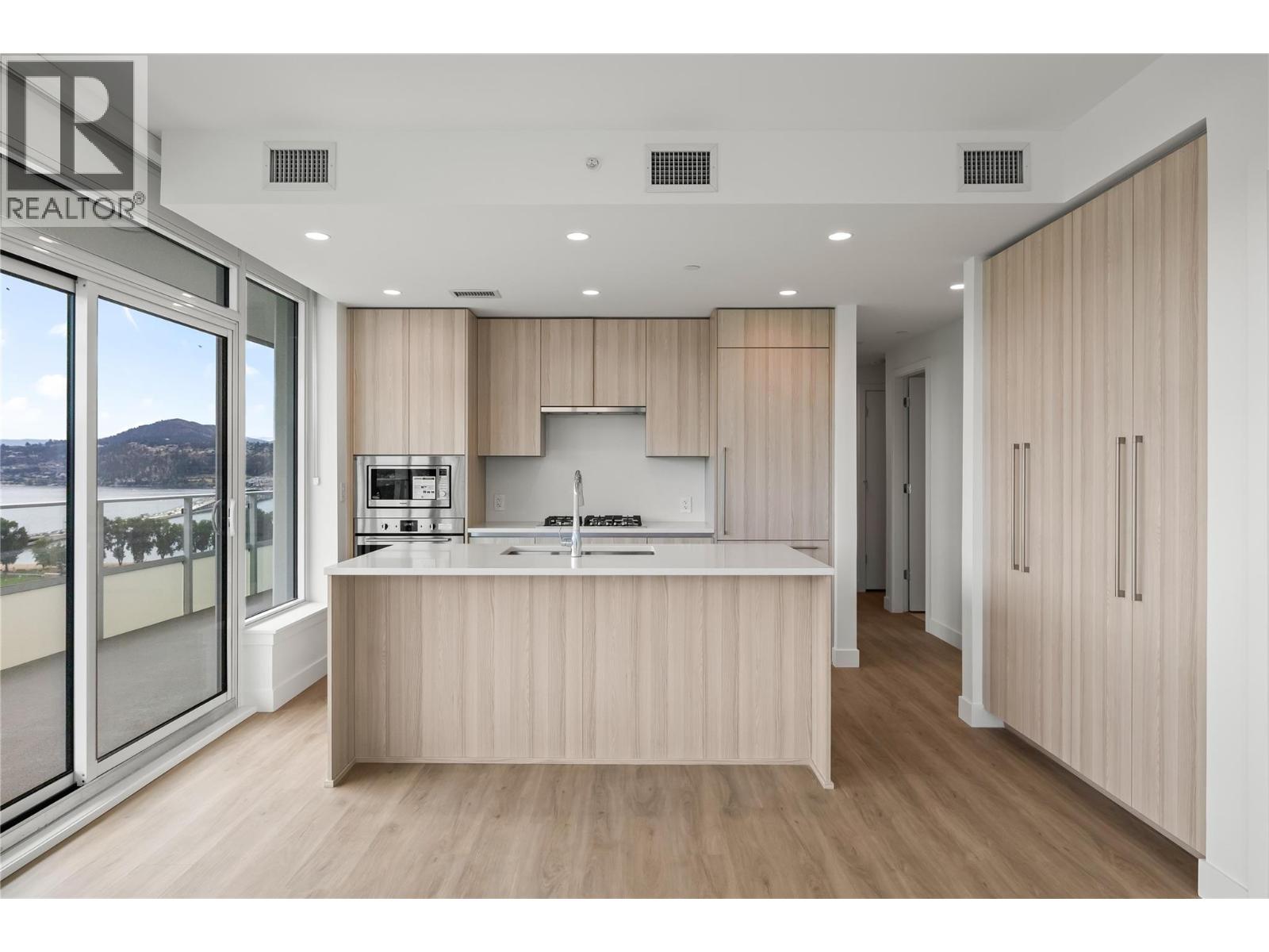 238 Leon Avenue Unit# 1704, Kelowna, British Columbia  V1Y 6H9 - Photo 3 - 10365634