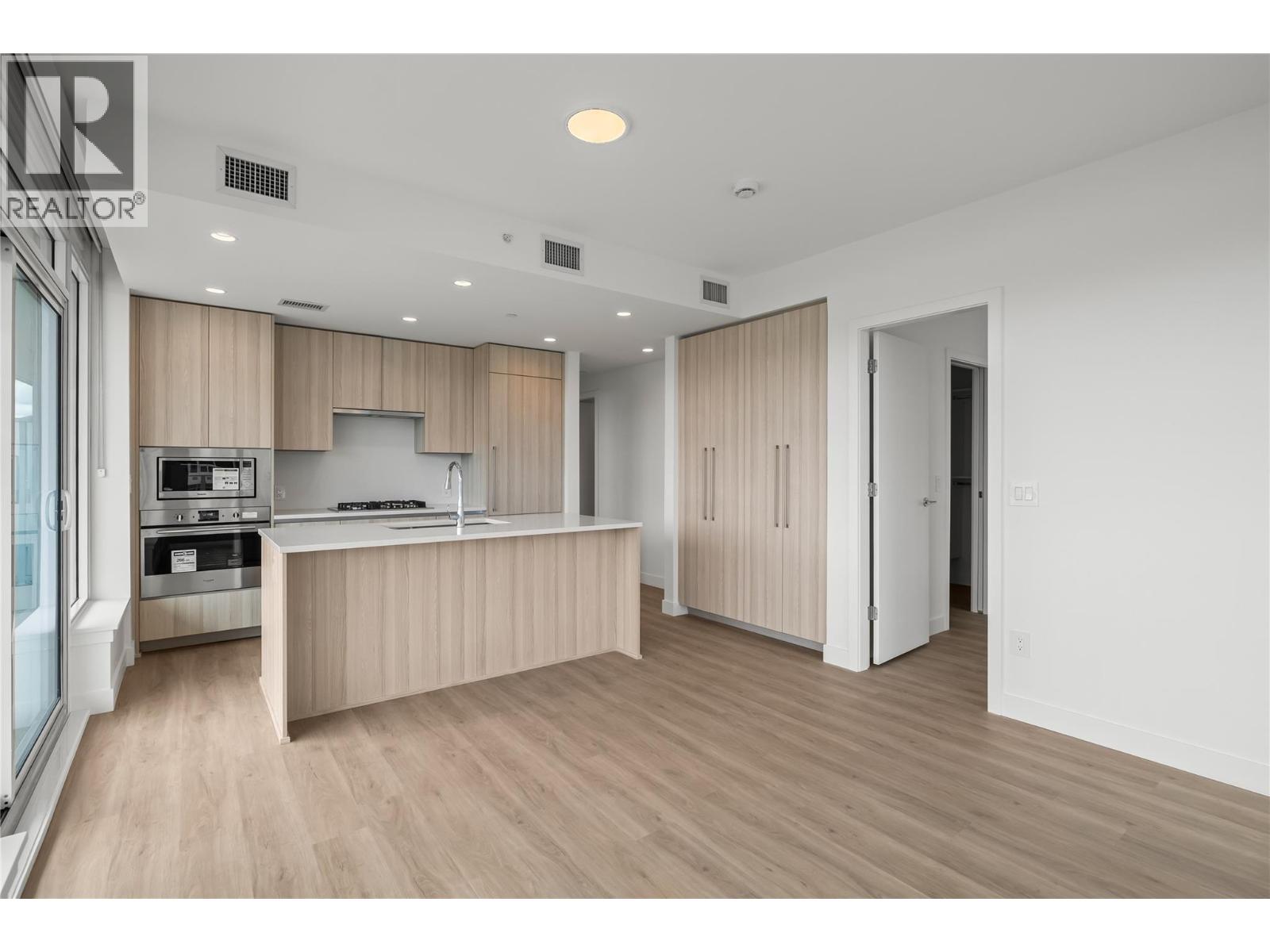 238 Leon Avenue Unit# 1704, Kelowna, British Columbia  V1Y 6H9 - Photo 4 - 10365634