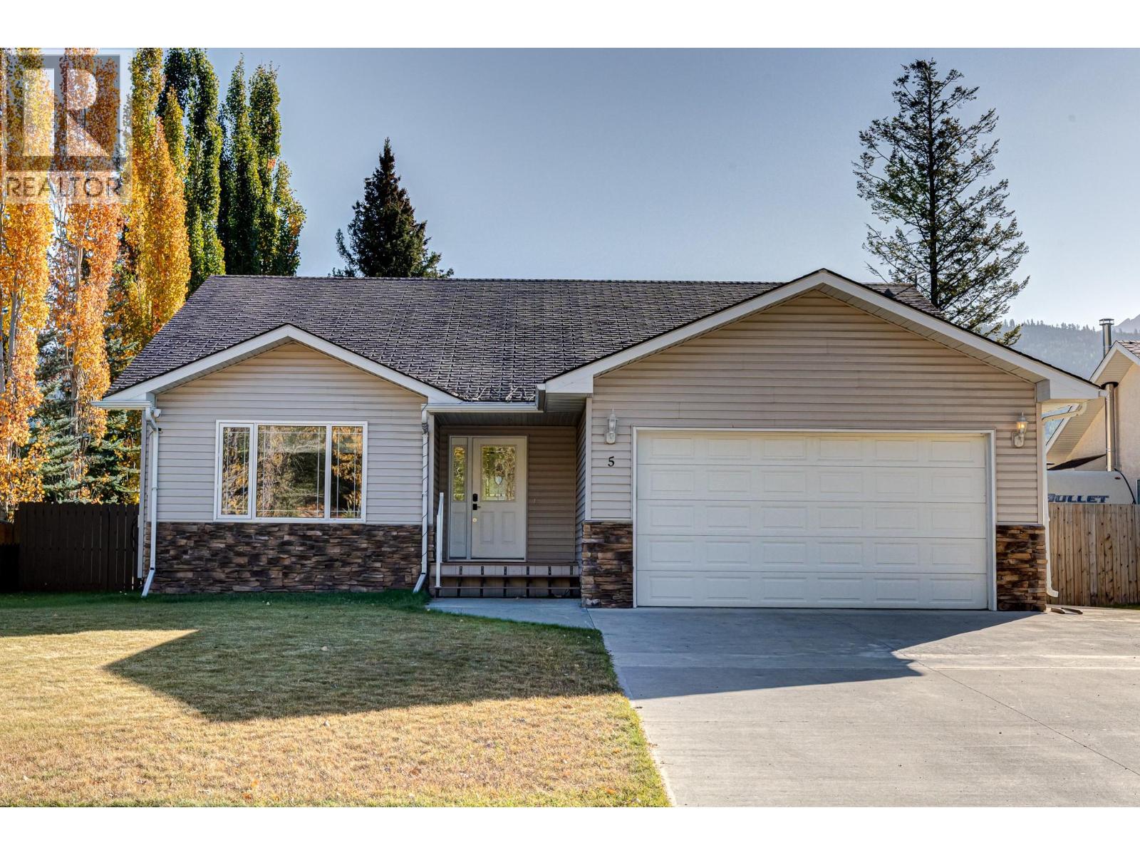 5 Caledonia Place, Elkford, British Columbia  V0B 1H0 - Photo 1 - 10365763