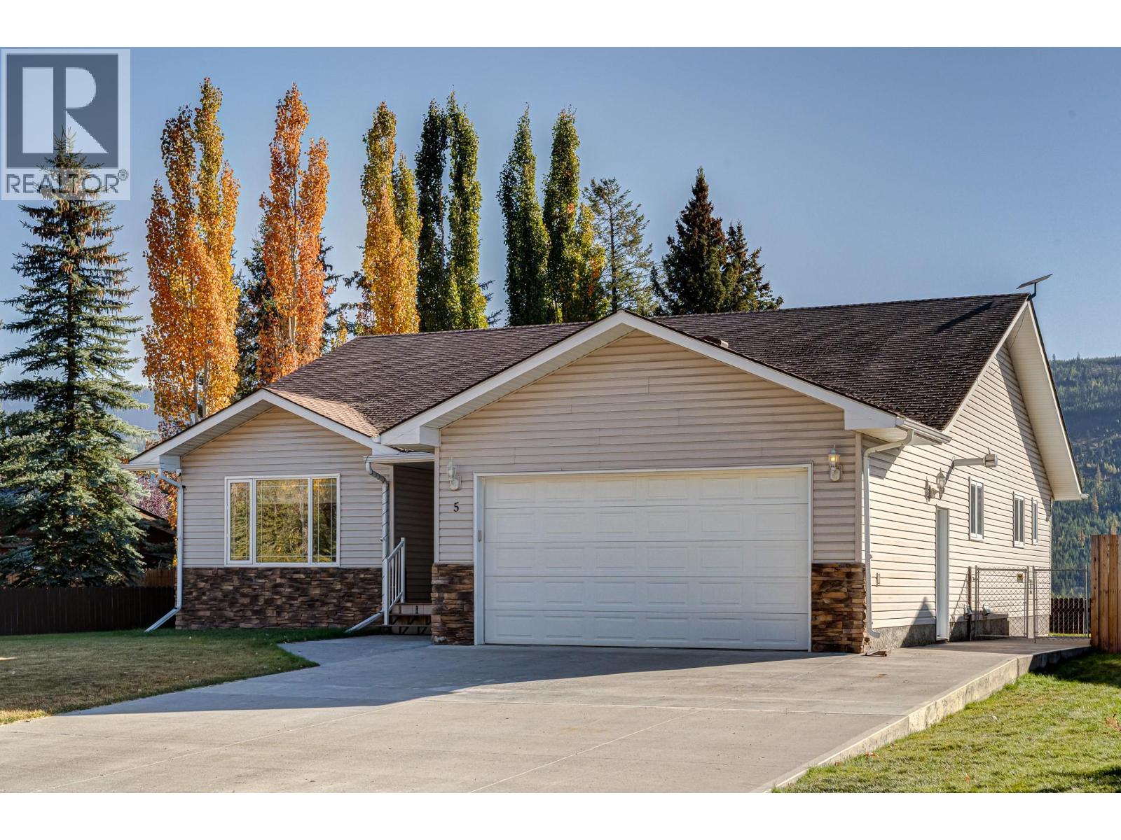 5 Caledonia Place, Elkford, British Columbia  V0B 1H0 - Photo 2 - 10365763