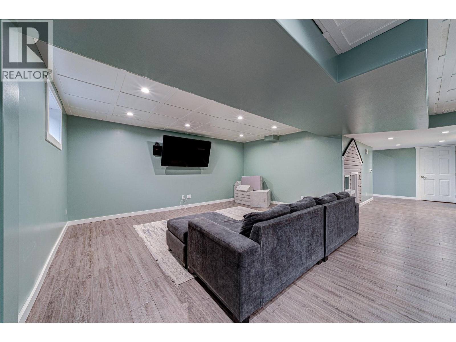 5 Caledonia Place, Elkford, British Columbia  V0B 1H0 - Photo 38 - 10365763