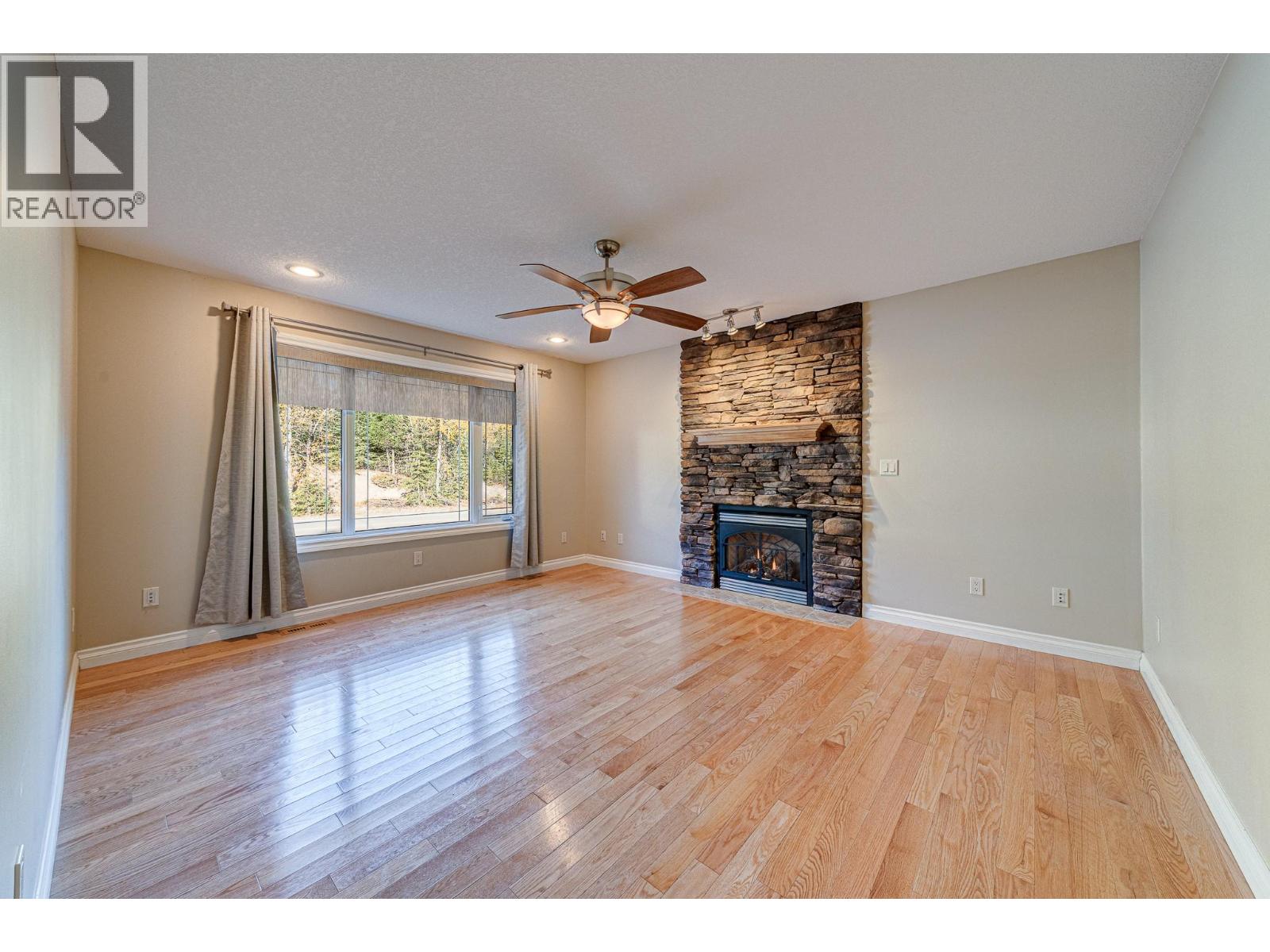 5 Caledonia Place, Elkford, British Columbia  V0B 1H0 - Photo 4 - 10365763