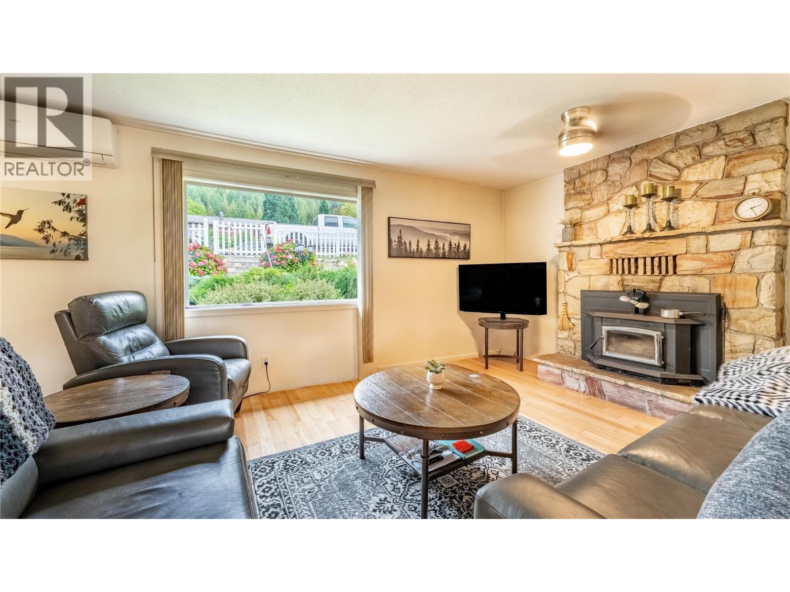 1529 Russel Avenue, Riondel, British Columbia  V0B 2B0 - Photo 10 - 10365772