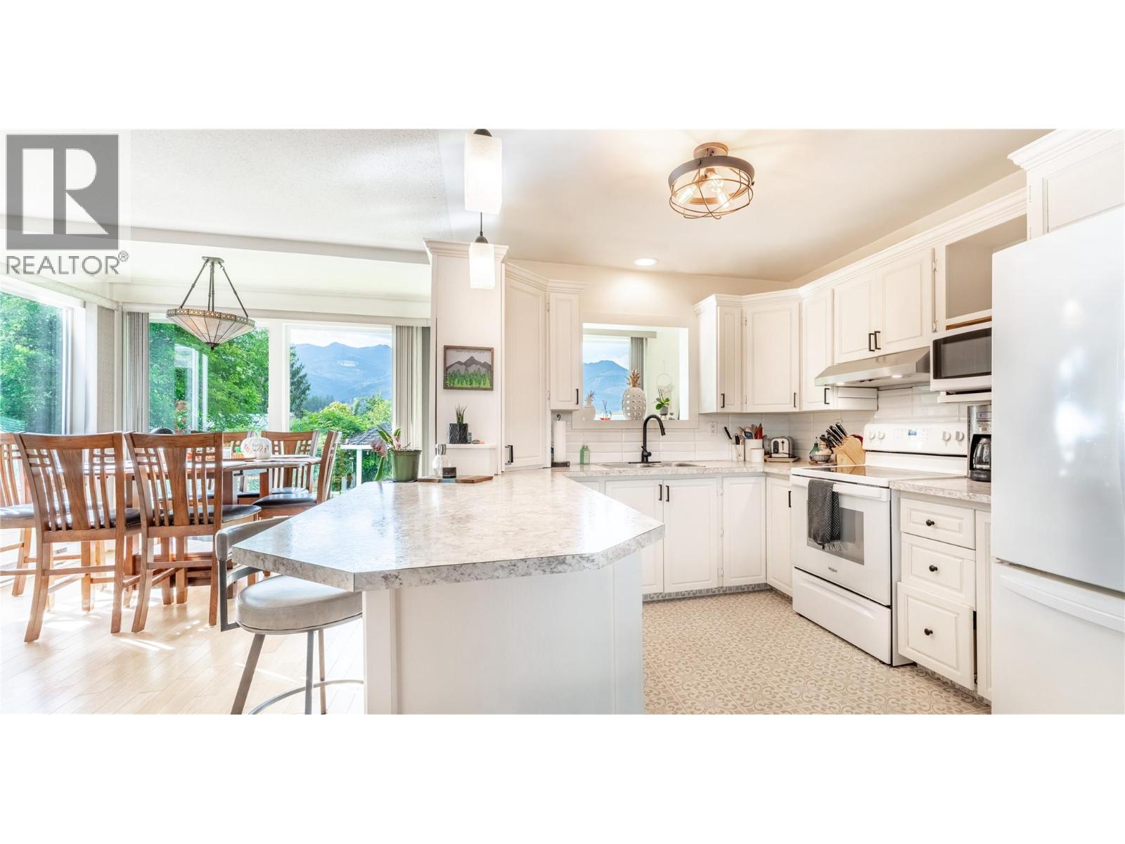 1529 Russel Avenue, Riondel, British Columbia  V0B 2B0 - Photo 6 - 10365772