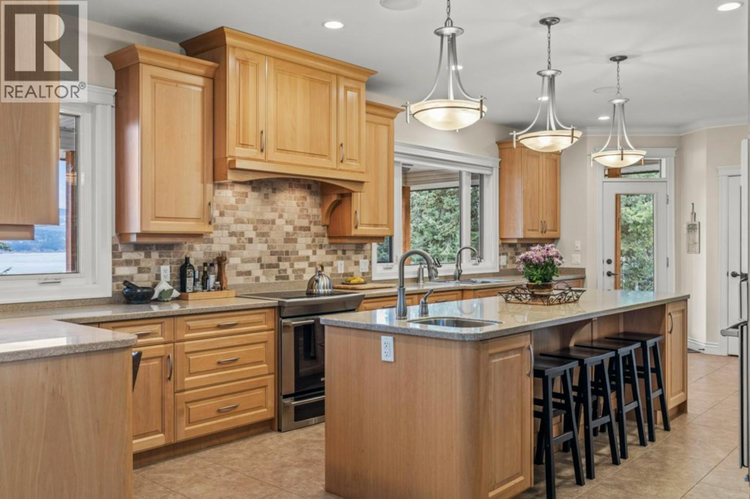 5694 Trans Canada Highway Nw, Salmon Arm, British Columbia  V1E 3A2 - Photo 3 - 10365896