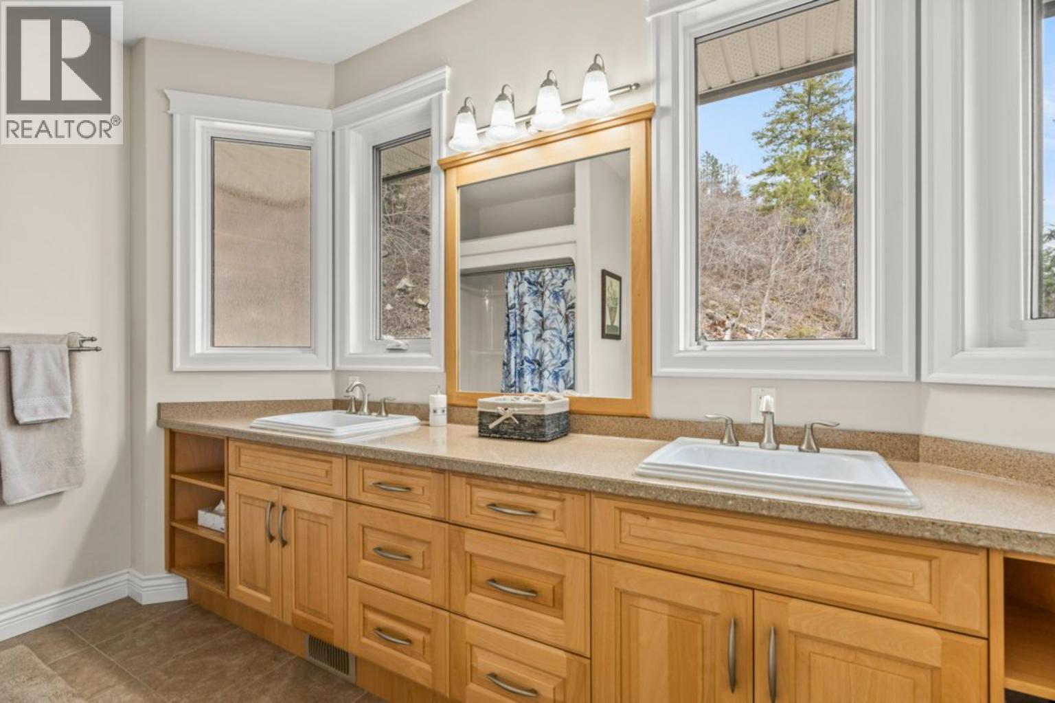 5694 Trans Canada Highway Nw, Salmon Arm, British Columbia  V1E 3A2 - Photo 6 - 10365896