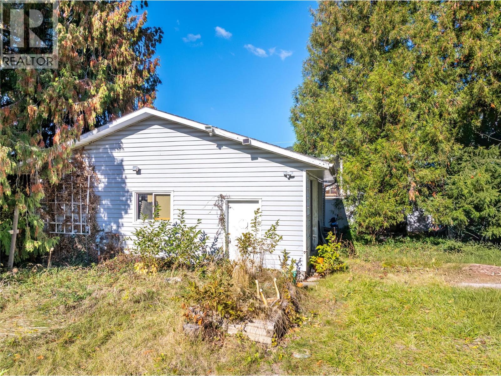 2104 Ash Street, Creston, British Columbia  V0B 1G0 - Photo 3 - 10365872