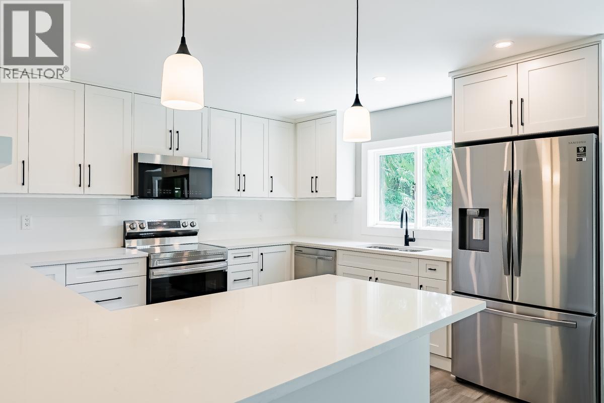 7430 Crowfoot Drive, Anglemont, British Columbia  V0E 1M8 - Photo 1 - 10366102