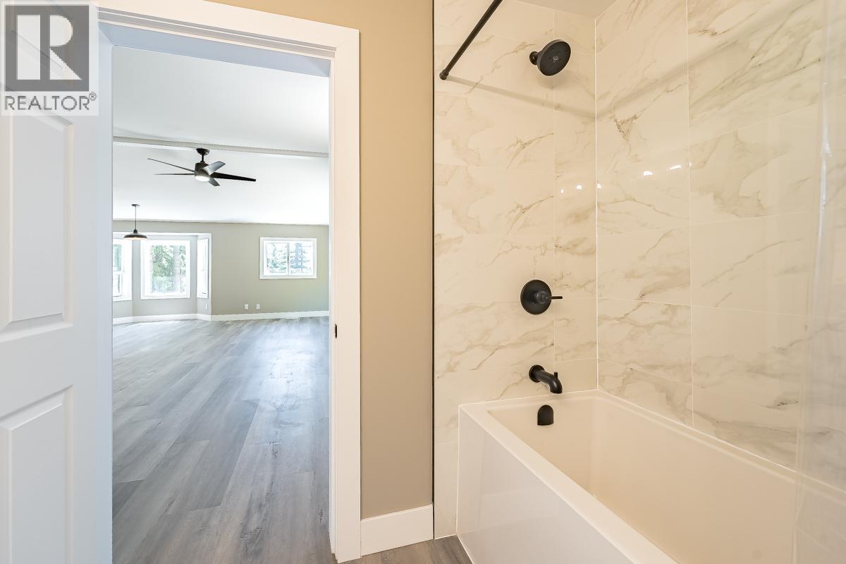 7430 Crowfoot Drive, Anglemont, British Columbia  V0E 1M8 - Photo 12 - 10366102