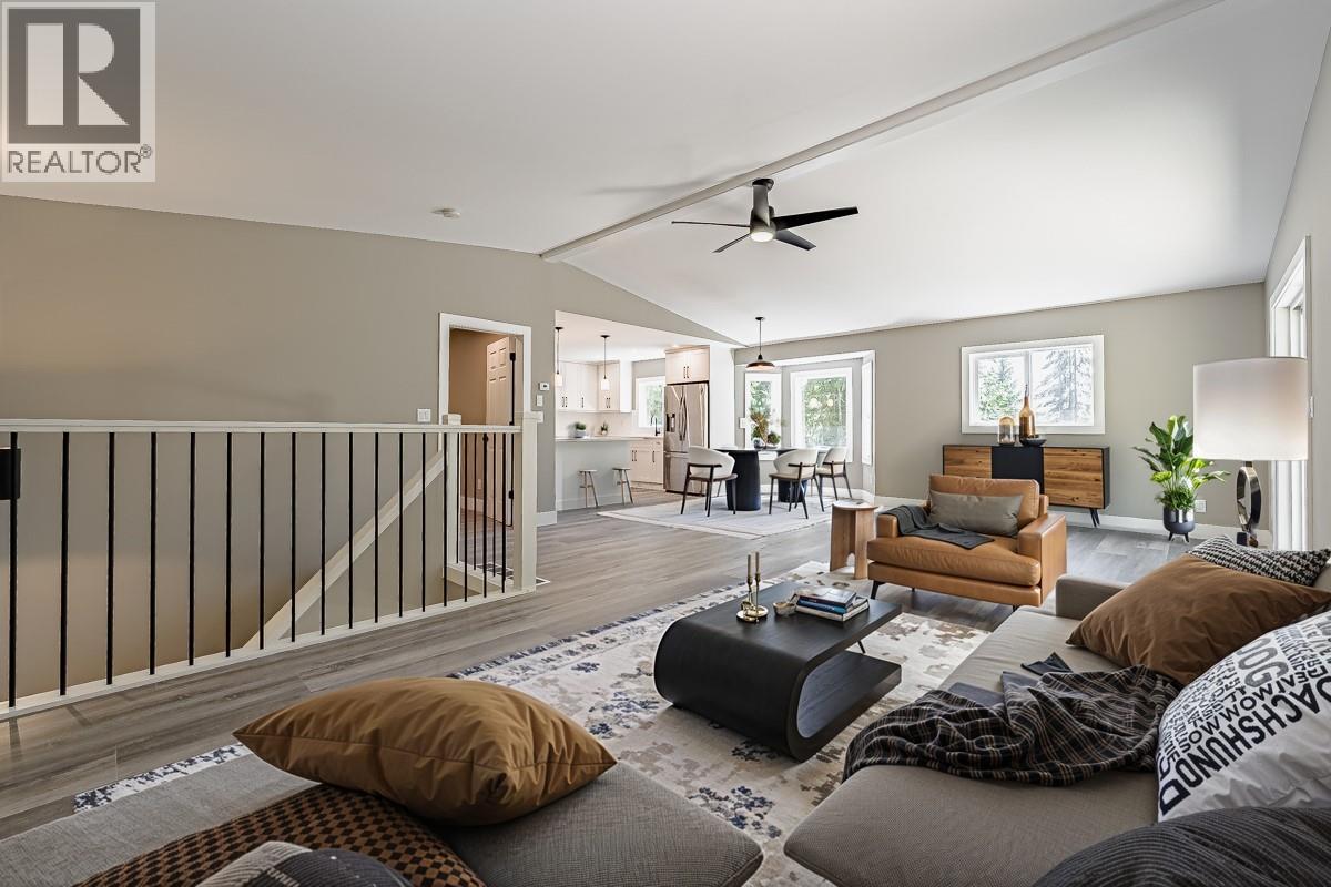 7430 Crowfoot Drive, Anglemont, British Columbia  V0E 1M8 - Photo 4 - 10366102