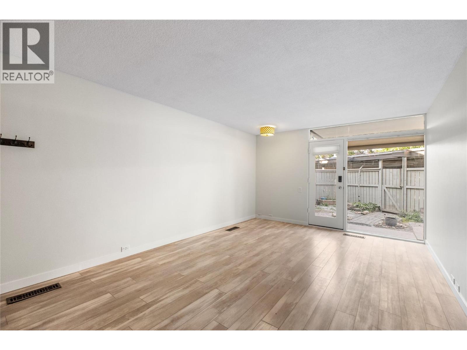 353 Boyce Crescent Unit# 14, Kelowna, British Columbia  V1Y 5Z7 - Photo 3 - 10364791