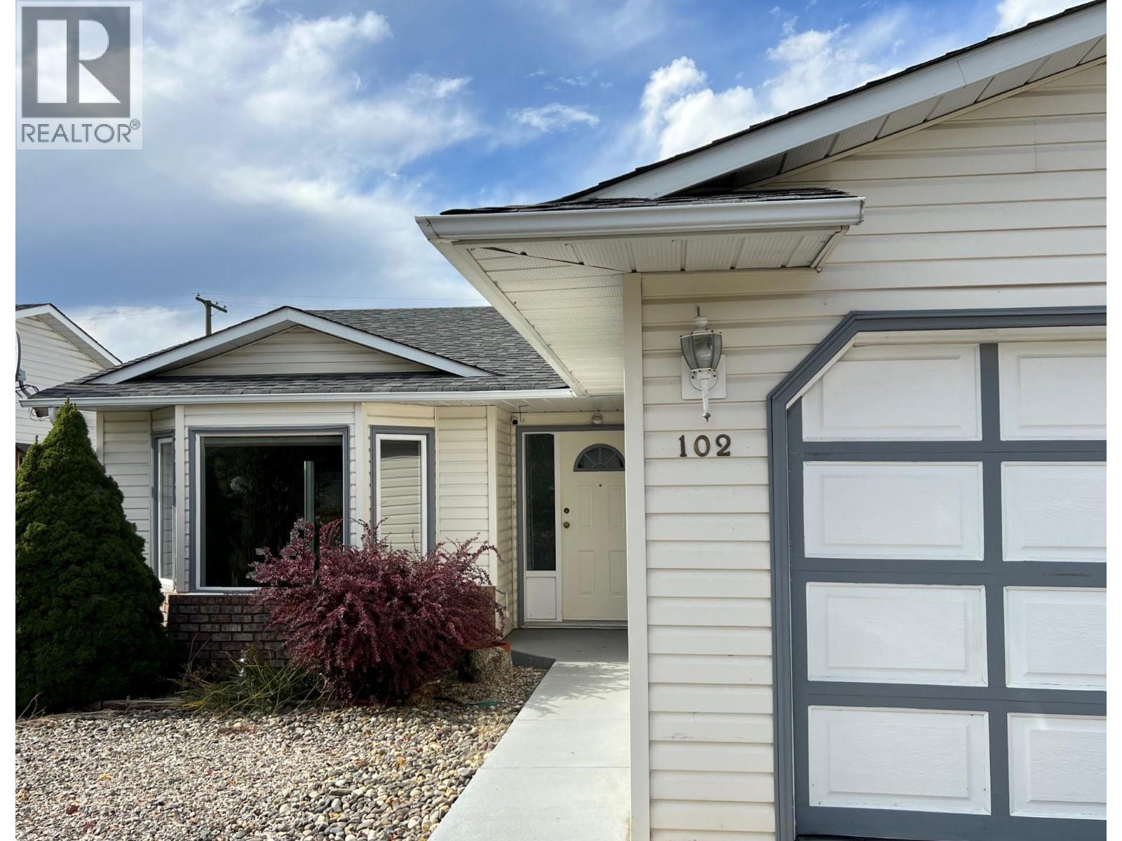 102 1st Street, Vernon, British Columbia  V1H 1Z1 - Photo 2 - 10366081