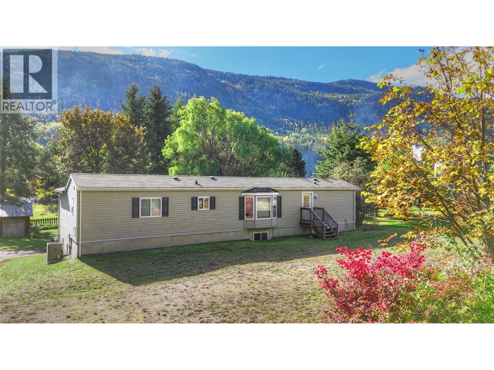 3560 Upper Levels Road, Robson, British Columbia  V0G 1X0 - Photo 1 - 10366218