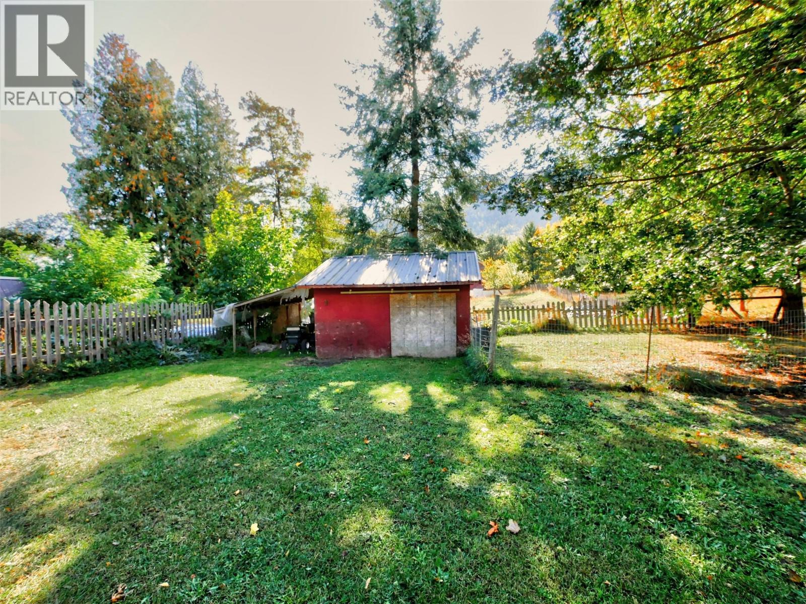 3560 Upper Levels Road, Robson, British Columbia  V0G 1X0 - Photo 10 - 10366218