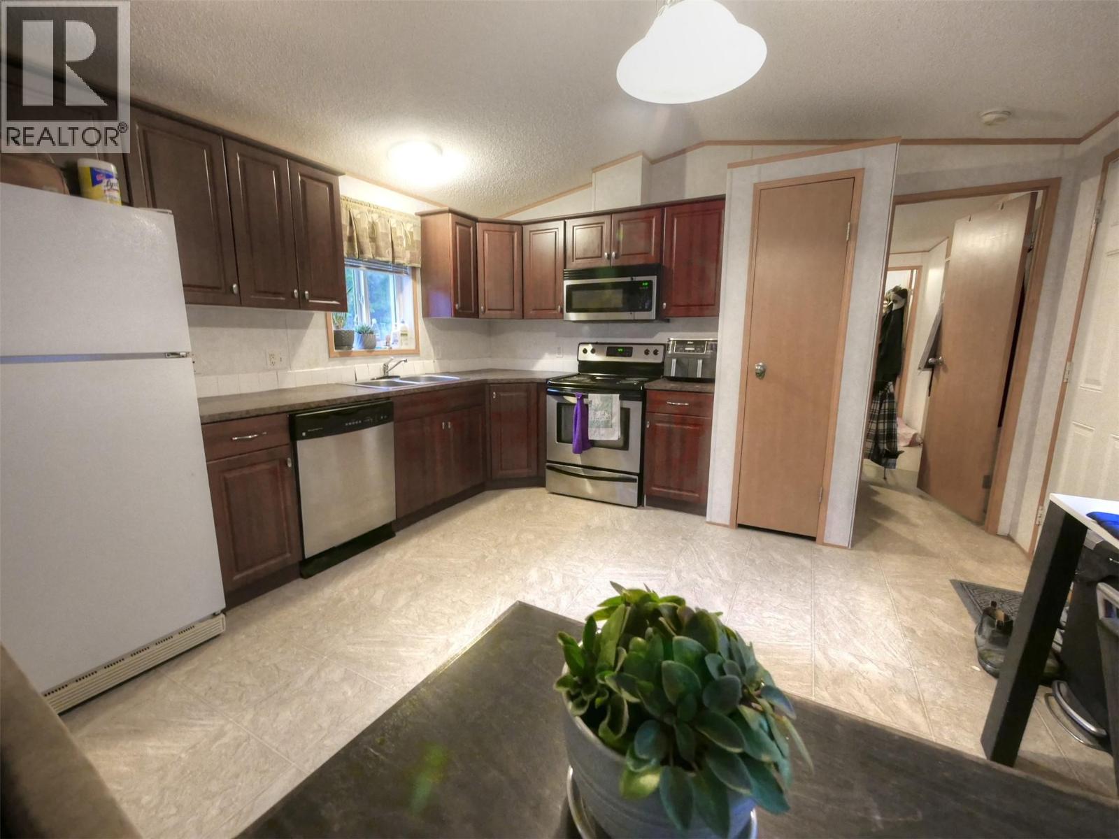 3560 Upper Levels Road, Robson, British Columbia  V0G 1X0 - Photo 3 - 10366218