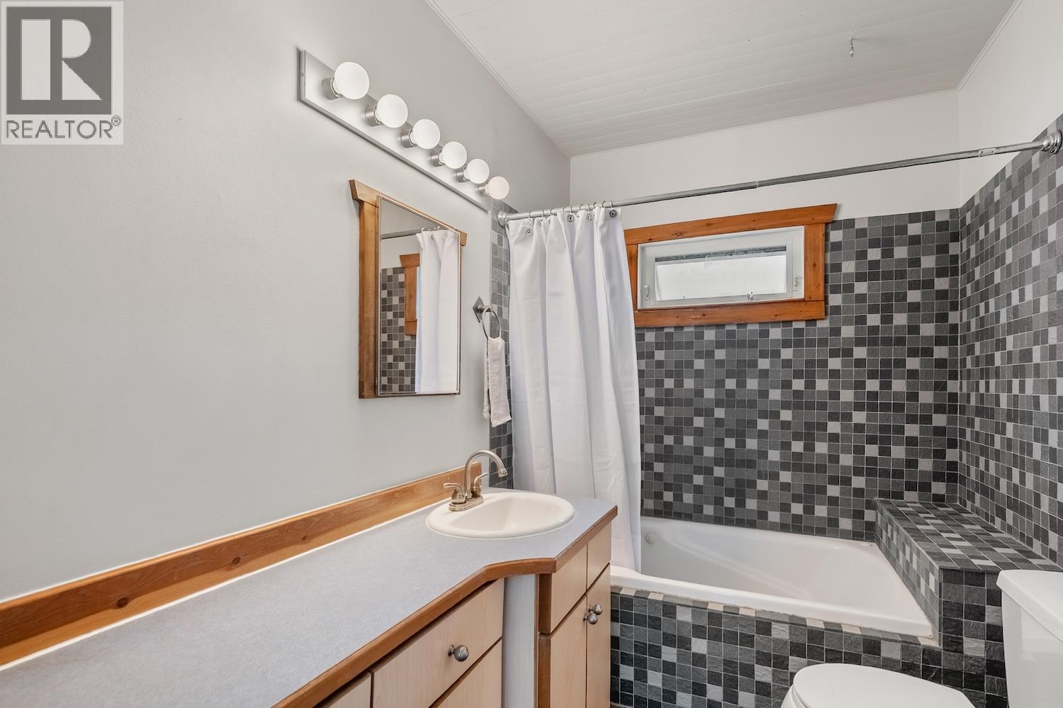 402 6a Avenue, Fernie, British Columbia  V0B 1M0 - Photo 12 - 10366087