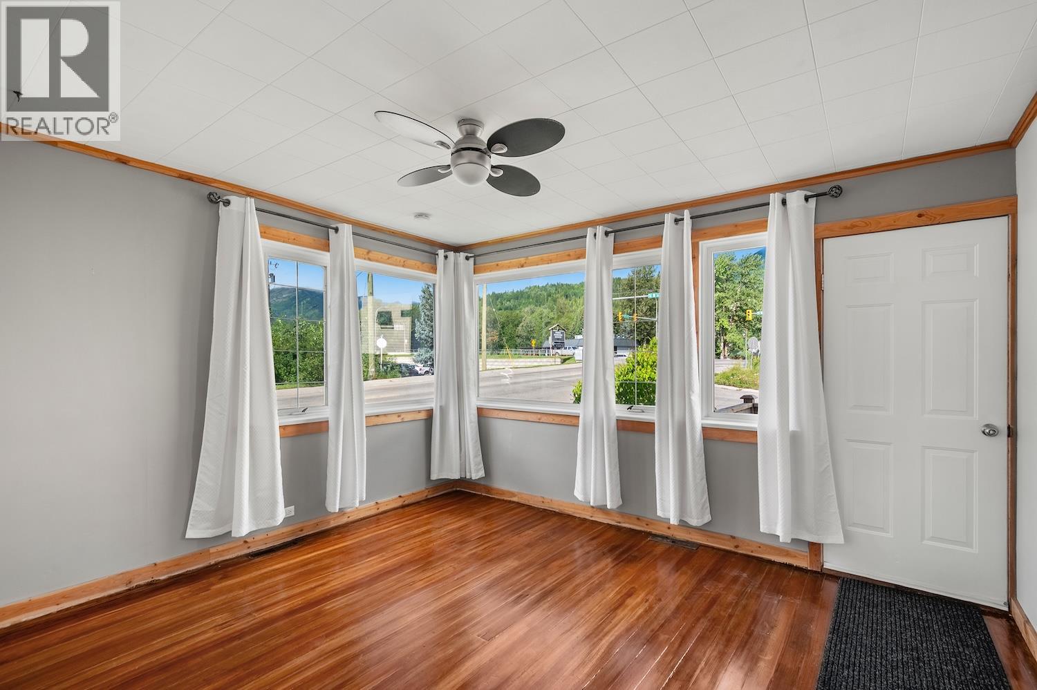 402 6a Avenue, Fernie, British Columbia  V0B 1M0 - Photo 3 - 10366087