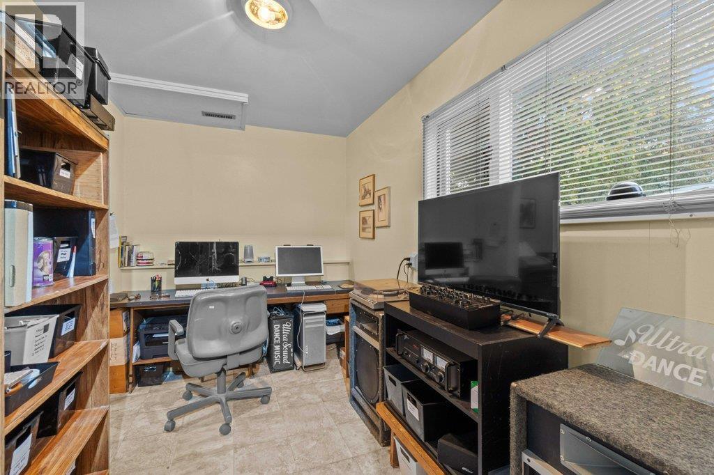 341 2 Street Se, Salmon Arm, British Columbia  V1E 4H3 - Photo 32 - 10366324