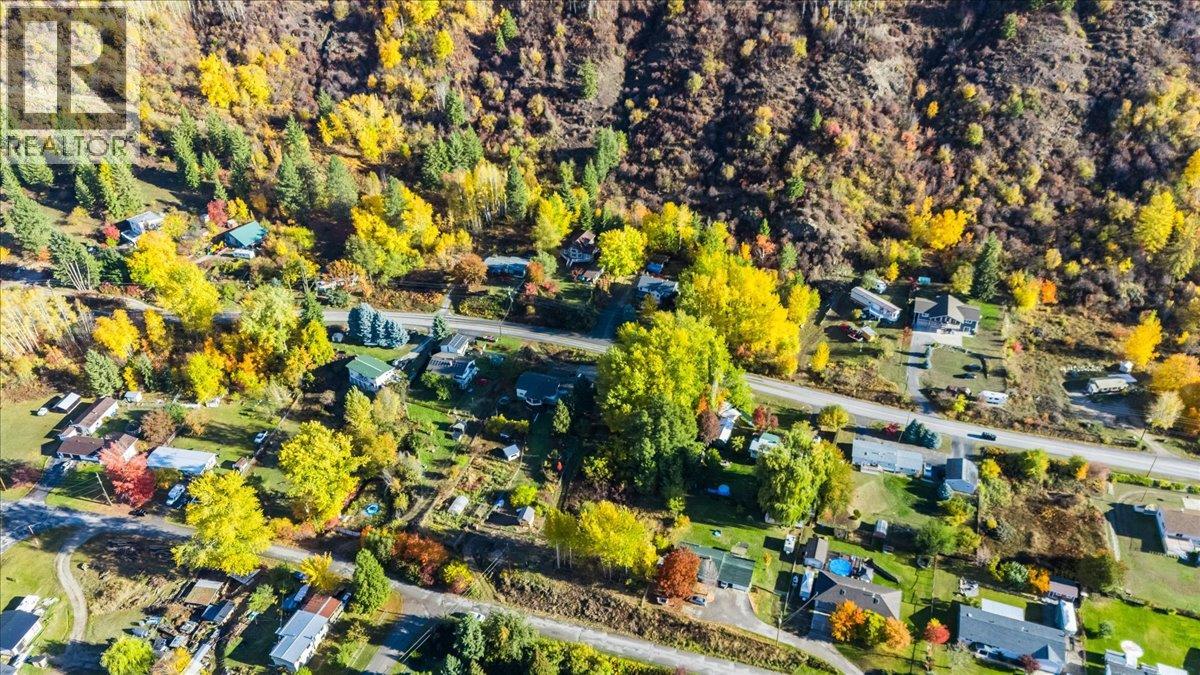 2073 Raspberry Road, Robson, British Columbia  V0G 1X0 - Photo 2 - 10366913