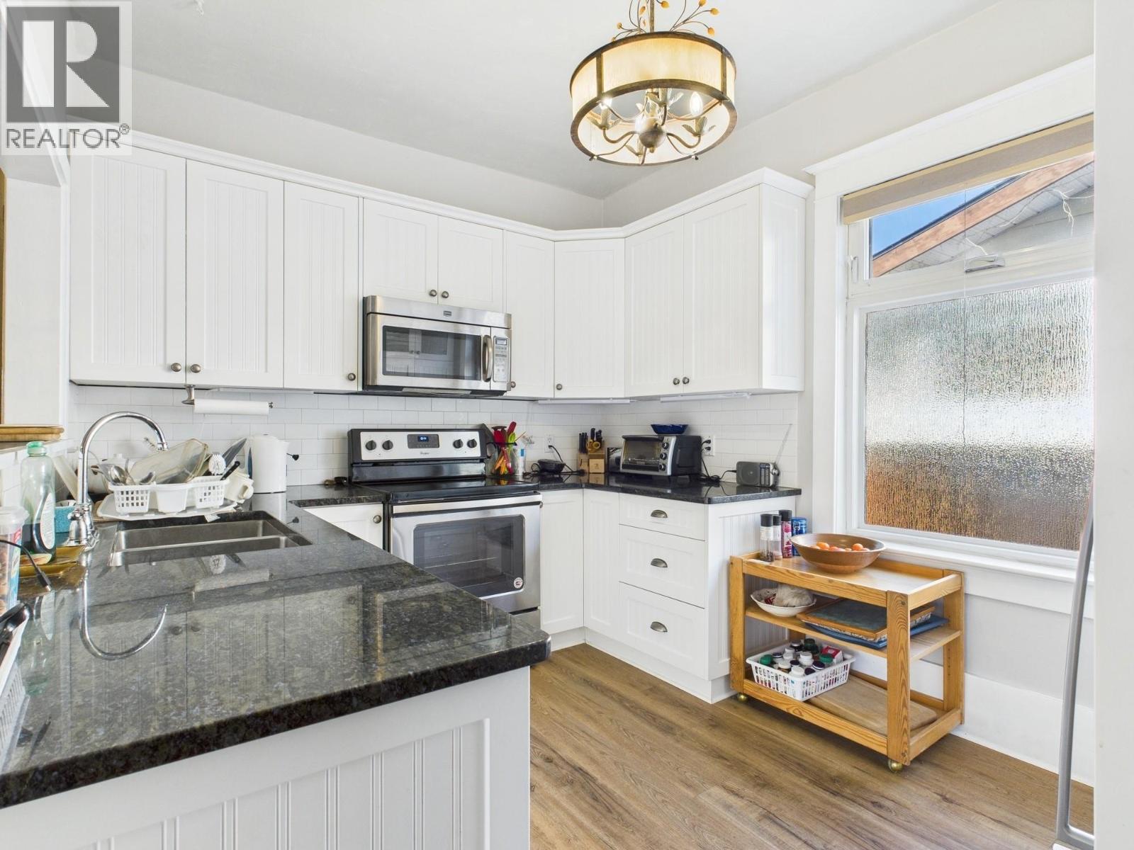 555 School Avenue, Oliver, British Columbia  V0H 1T0 - Photo 9 - 10367036