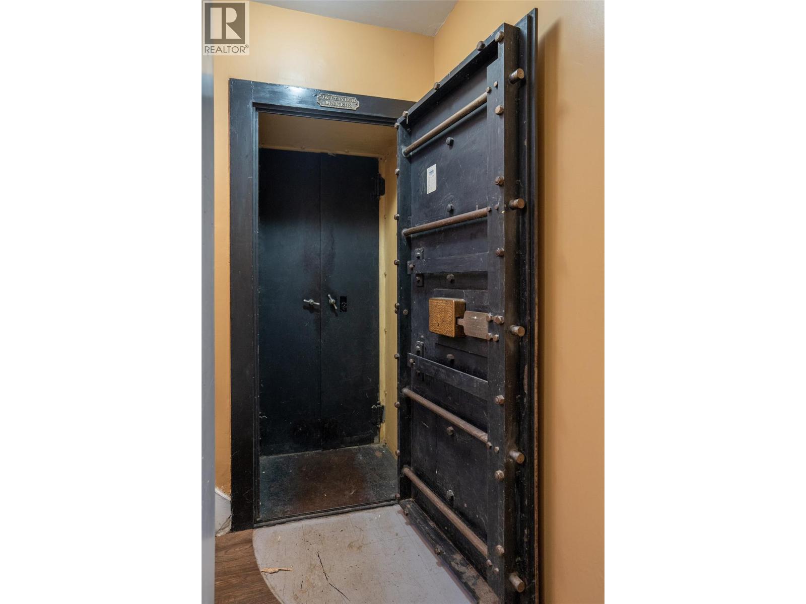 2004 Columbia Avenue, Rossland, British Columbia  V0G 1Y0 - Photo 15 - 10367101