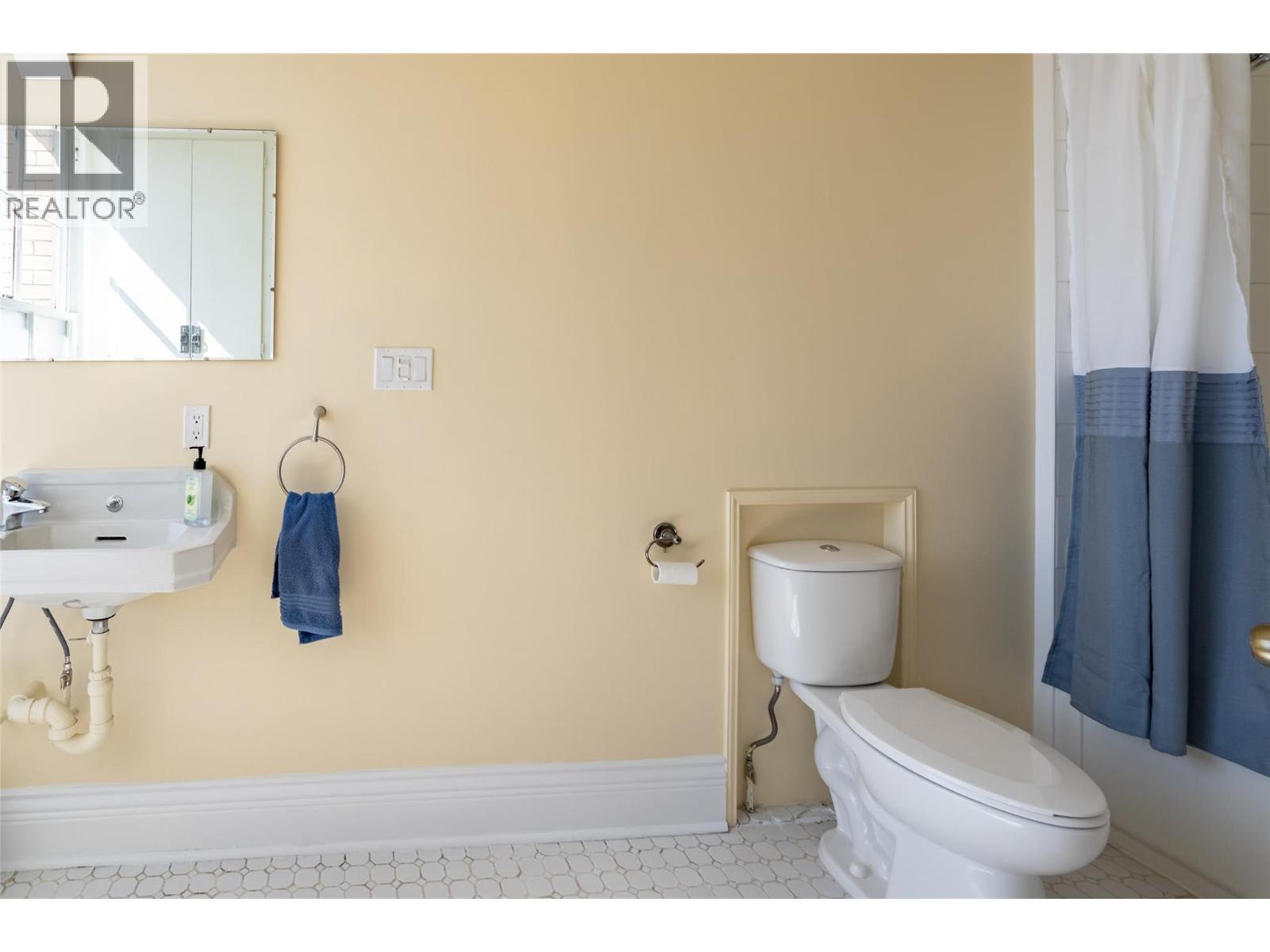 2004 Columbia Avenue, Rossland, British Columbia  V0G 1Y0 - Photo 62 - 10367101