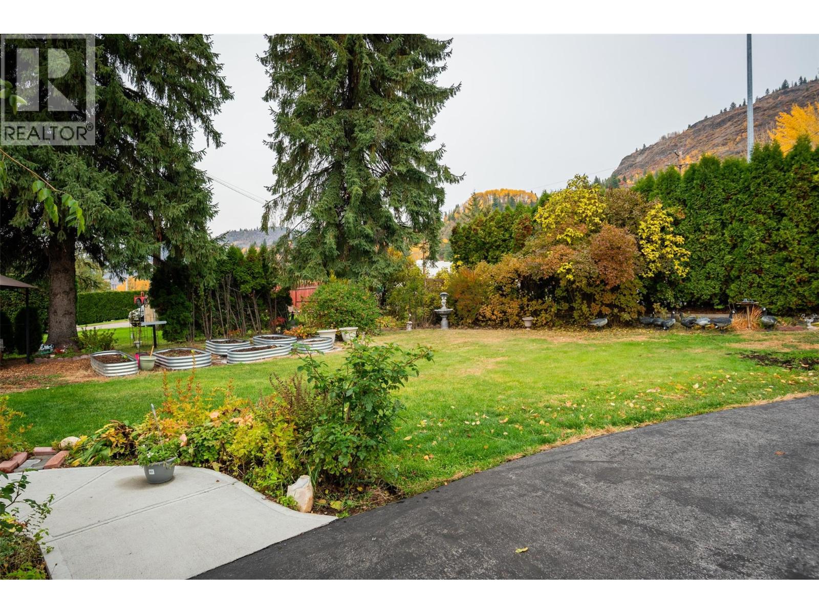 8329 Highway 3b, Trail, British Columbia  V1R 4W3 - Photo 37 - 10366962