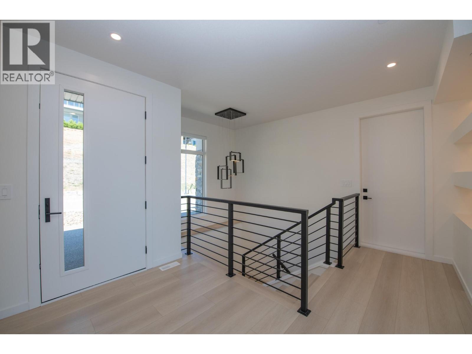 8820 Oxford Road, Vernon, British Columbia  V1H 2K8 - Photo 2 - 10367313