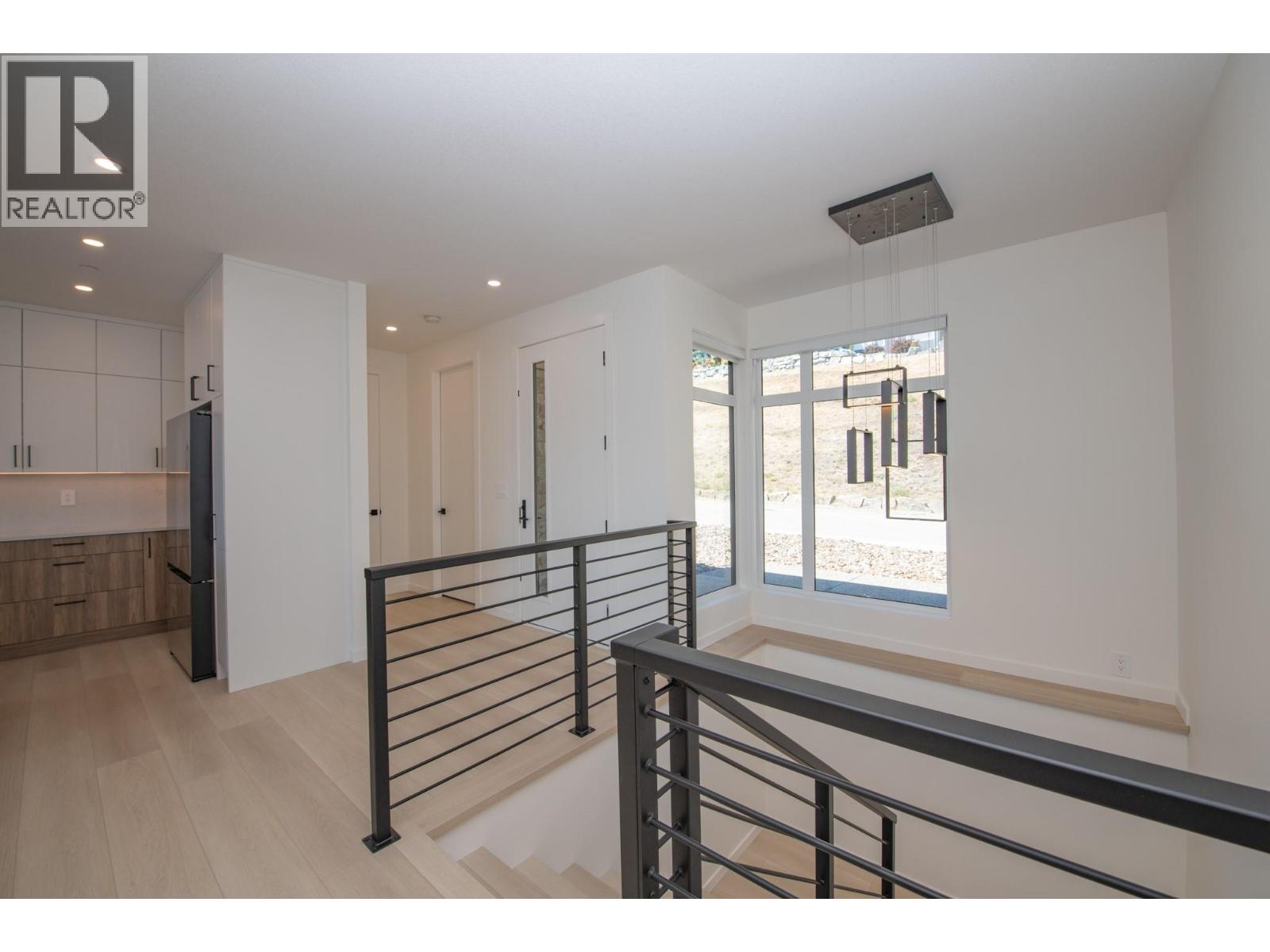 8820 Oxford Road, Vernon, British Columbia  V1H 2K8 - Photo 3 - 10367313