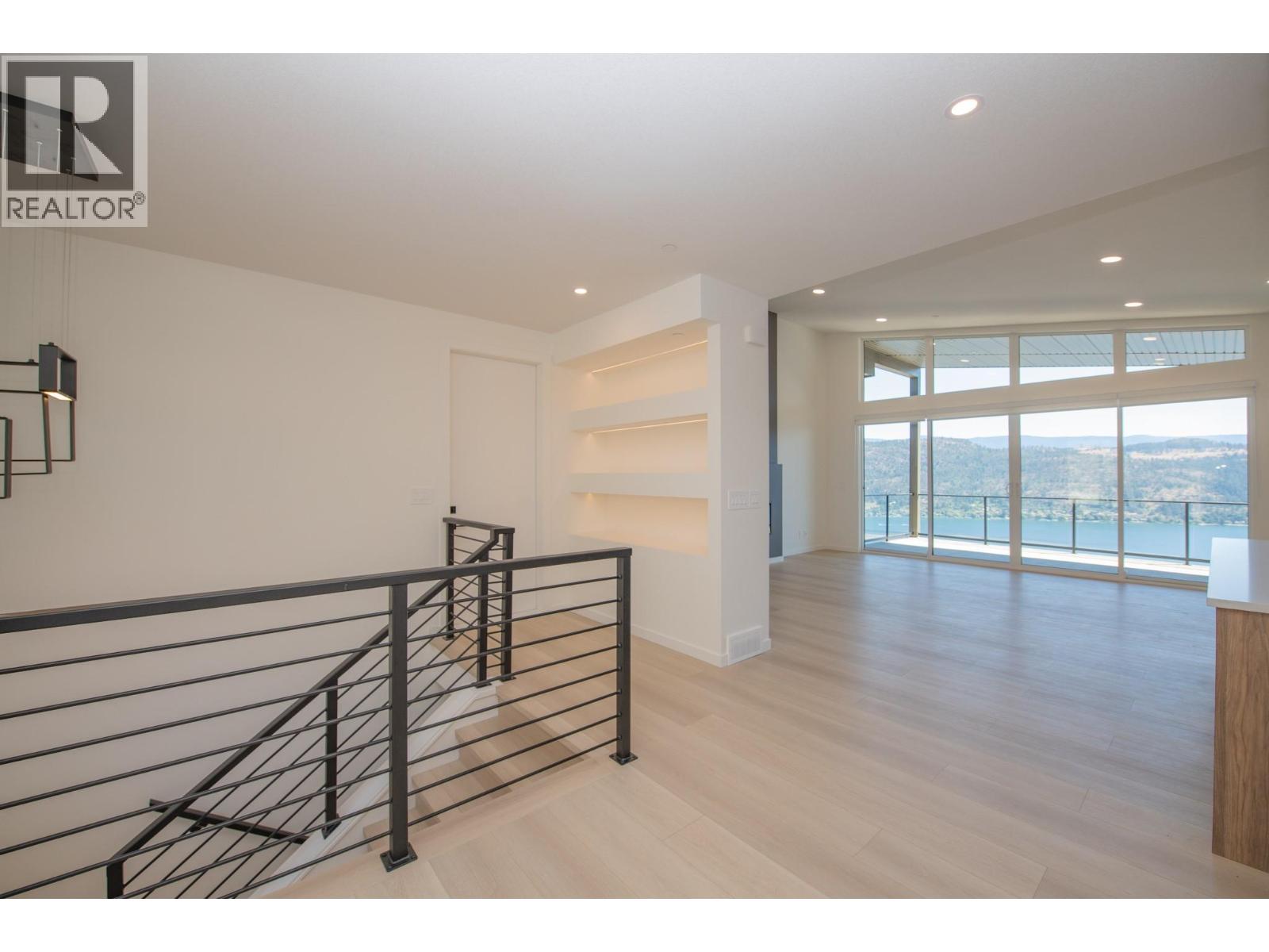 8820 Oxford Road, Vernon, British Columbia  V1H 2K8 - Photo 4 - 10367313