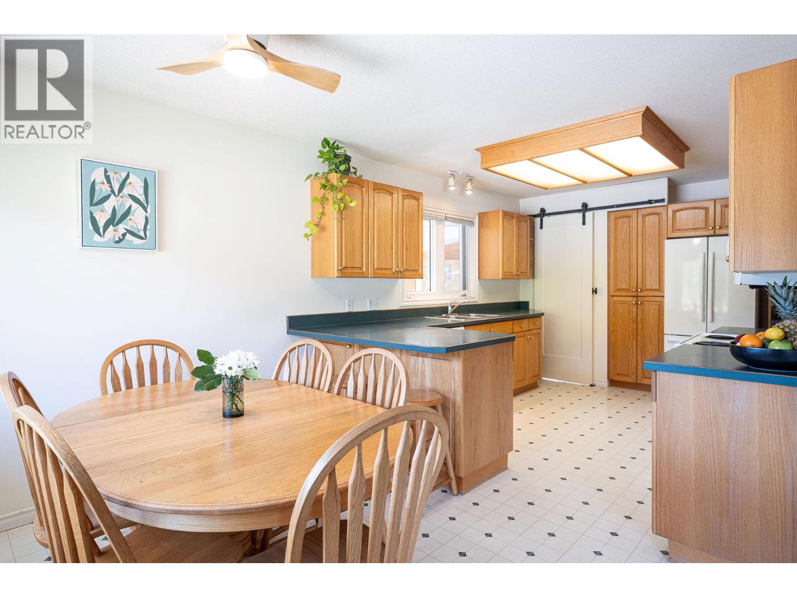 815 Fourth Street E, Revelstoke, British Columbia  V0E 2S0 - Photo 4 - 10365720