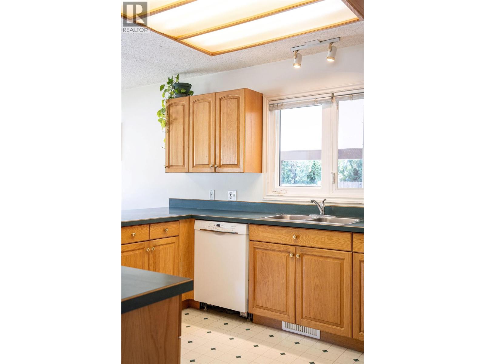 815 Fourth Street E, Revelstoke, British Columbia  V0E 2S0 - Photo 9 - 10365720