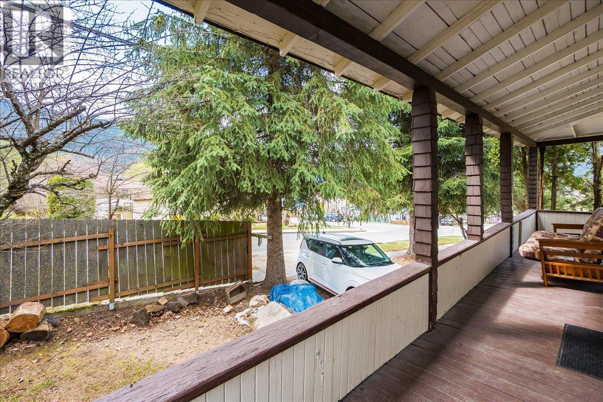 404 Houston Street, Nelson, British Columbia  V1L 5H5 - Photo 33 - 10367566