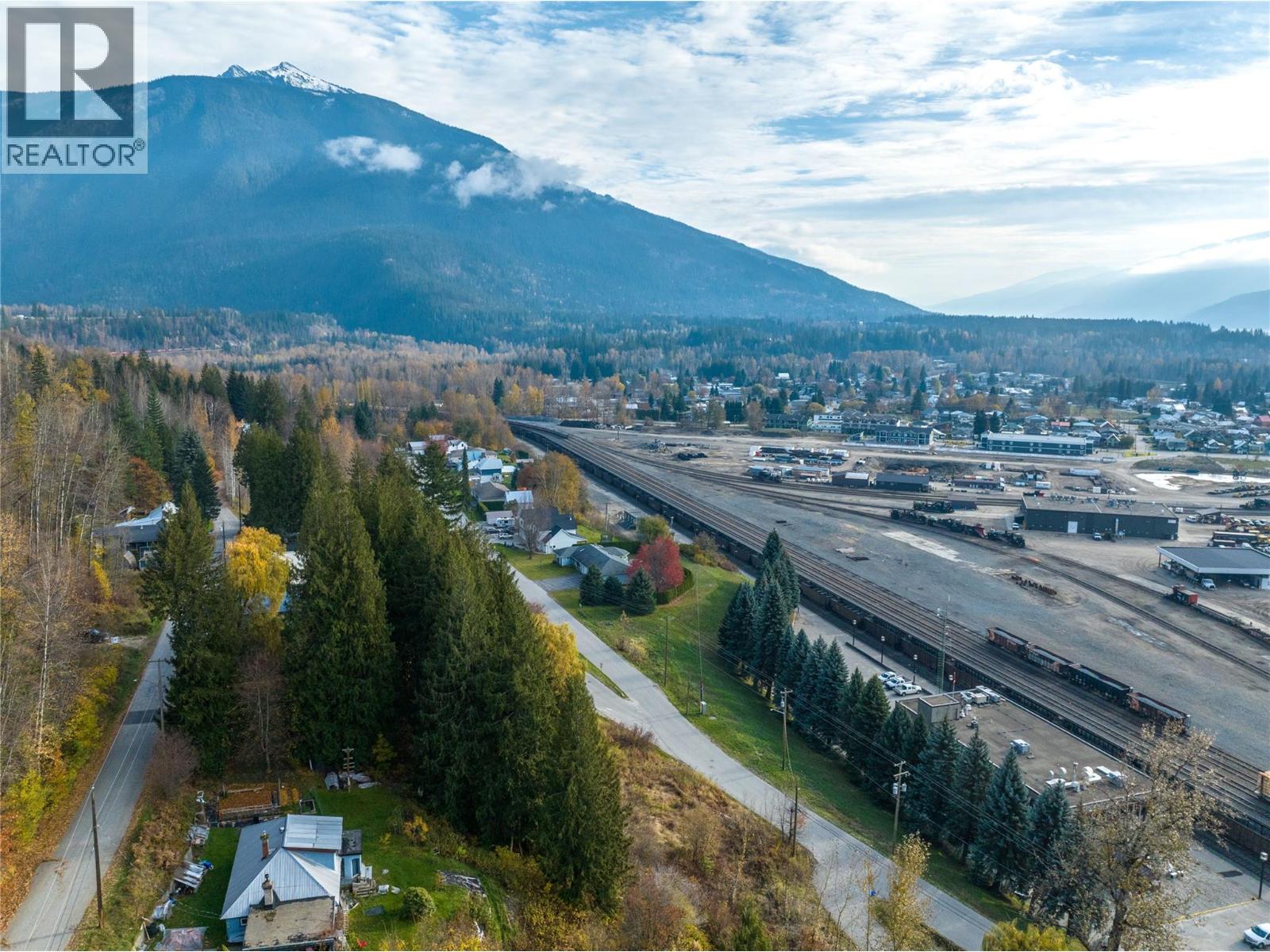125 Maple Street, Revelstoke, British Columbia  V0E 2S0 - Photo 5 - 10367406