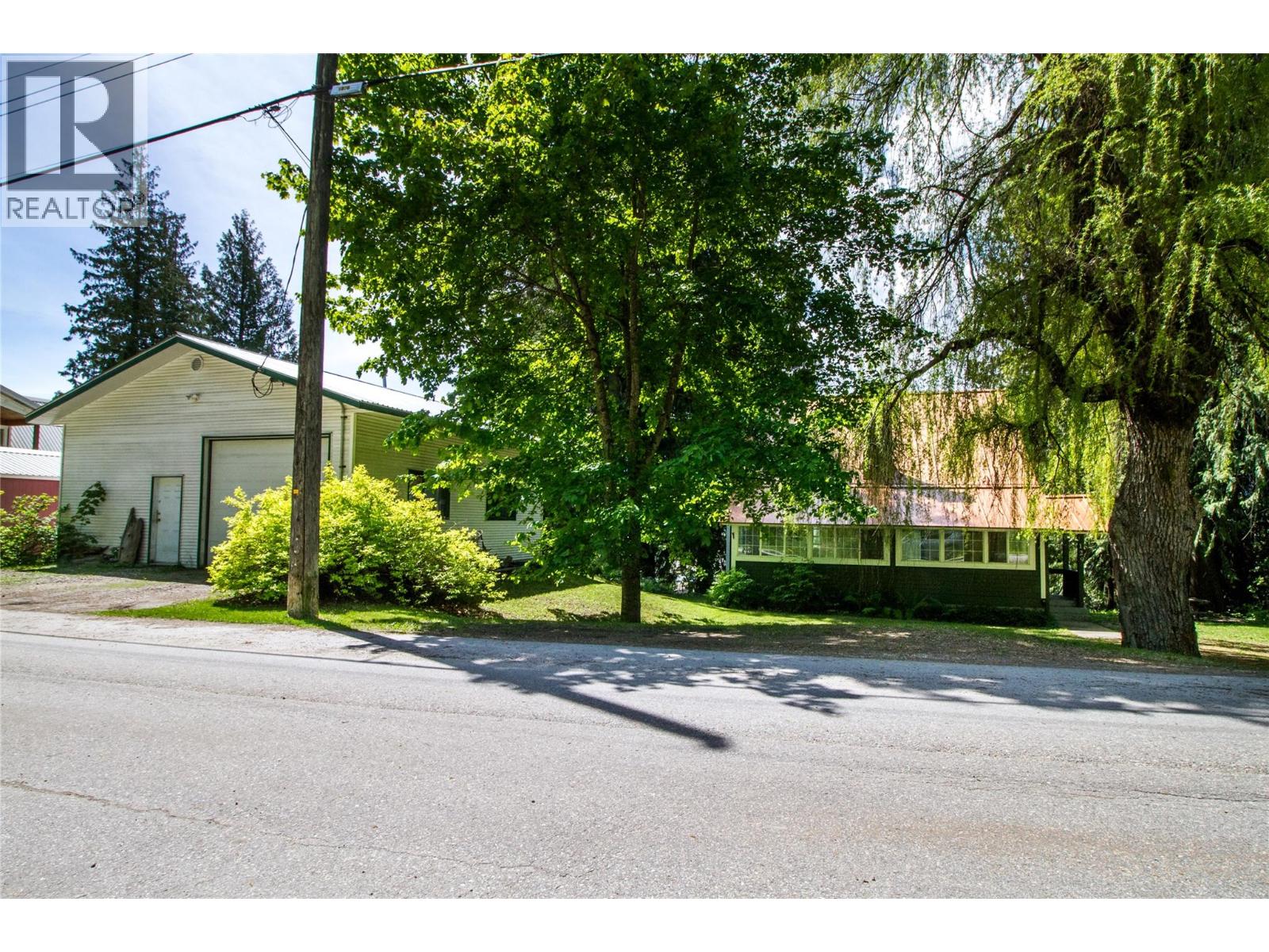 129 Maple Street, Revelstoke, British Columbia  V0E 2S0 - Photo 3 - 10367441