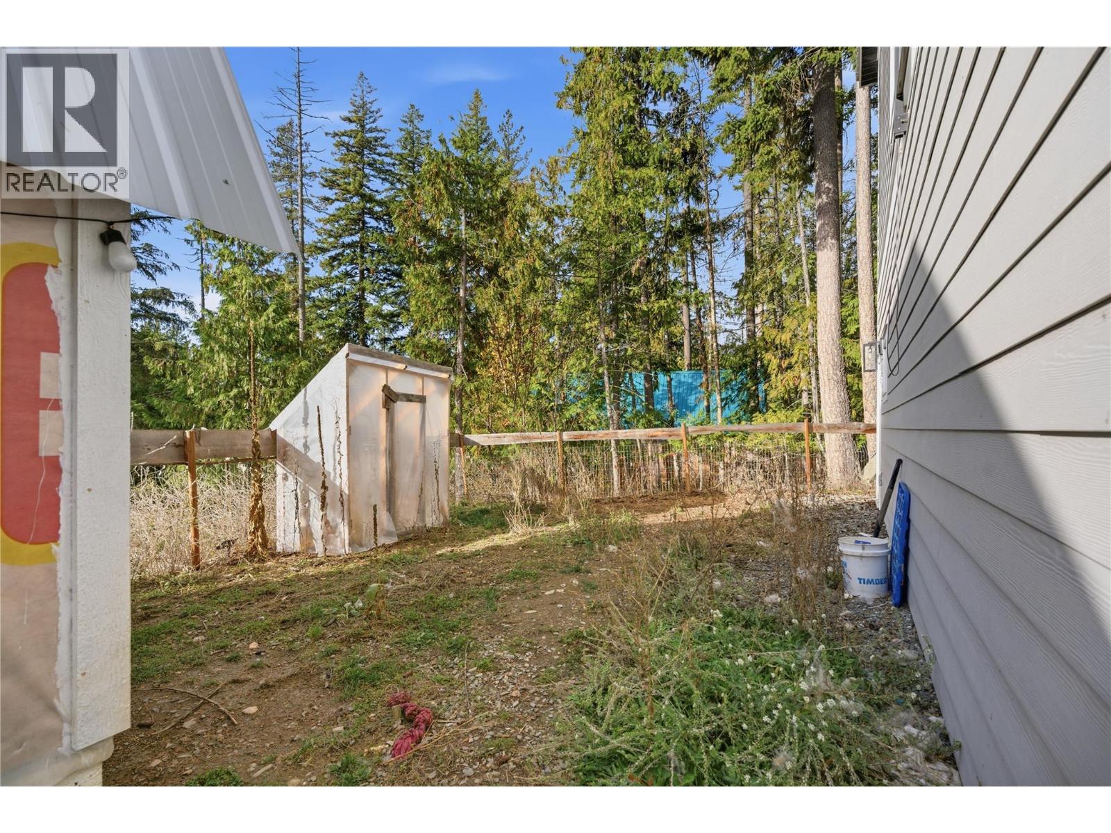 7636 Mountain Drive, Anglemont, British Columbia  V0E 1M8 - Photo 10 - 10369033