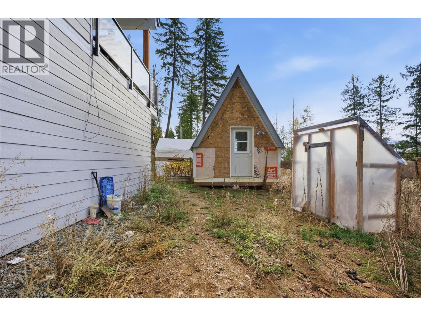 7636 Mountain Drive, Anglemont, British Columbia  V0E 1M8 - Photo 11 - 10369033