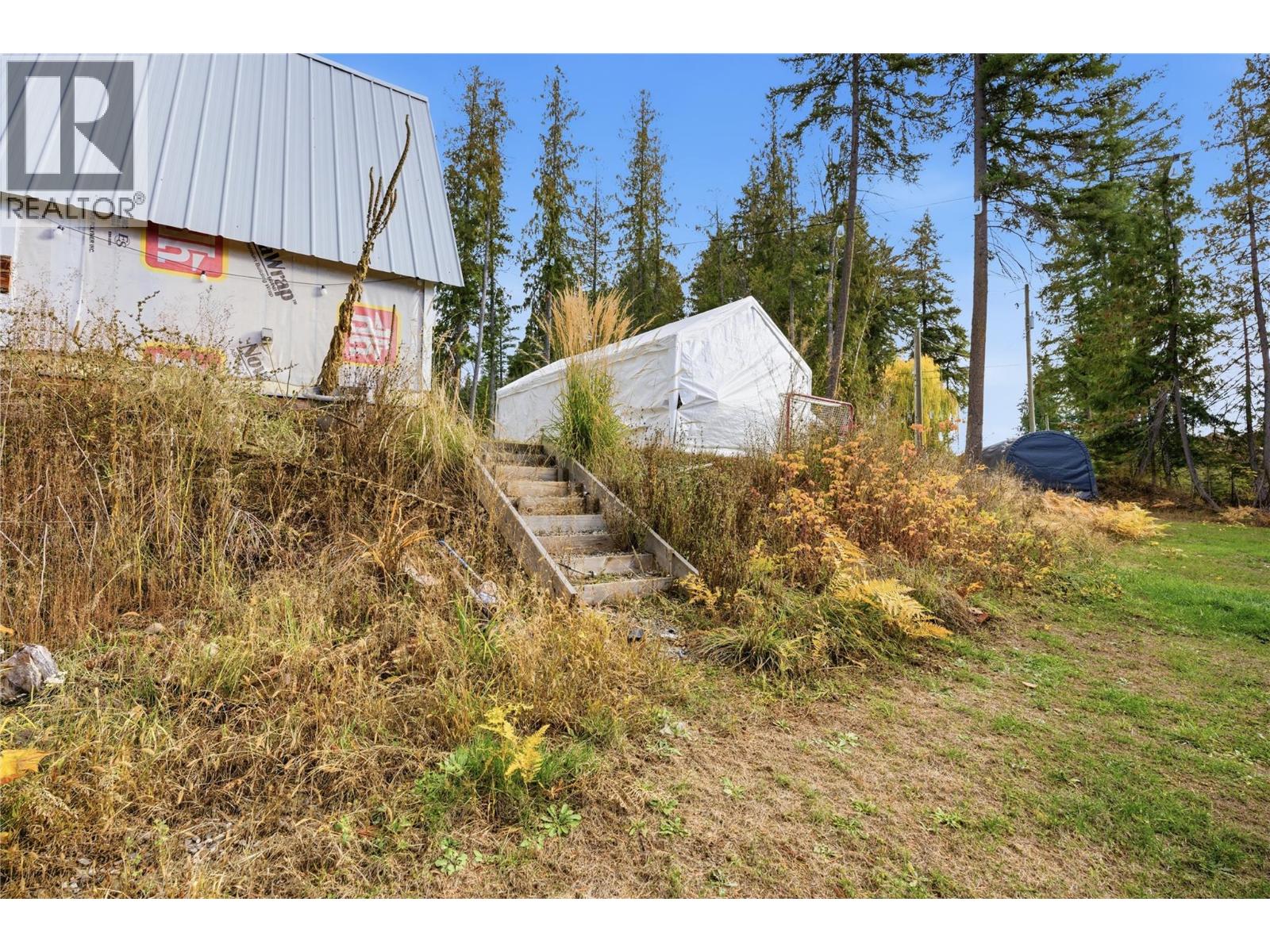 7636 Mountain Drive, Anglemont, British Columbia  V0E 1M8 - Photo 8 - 10369033