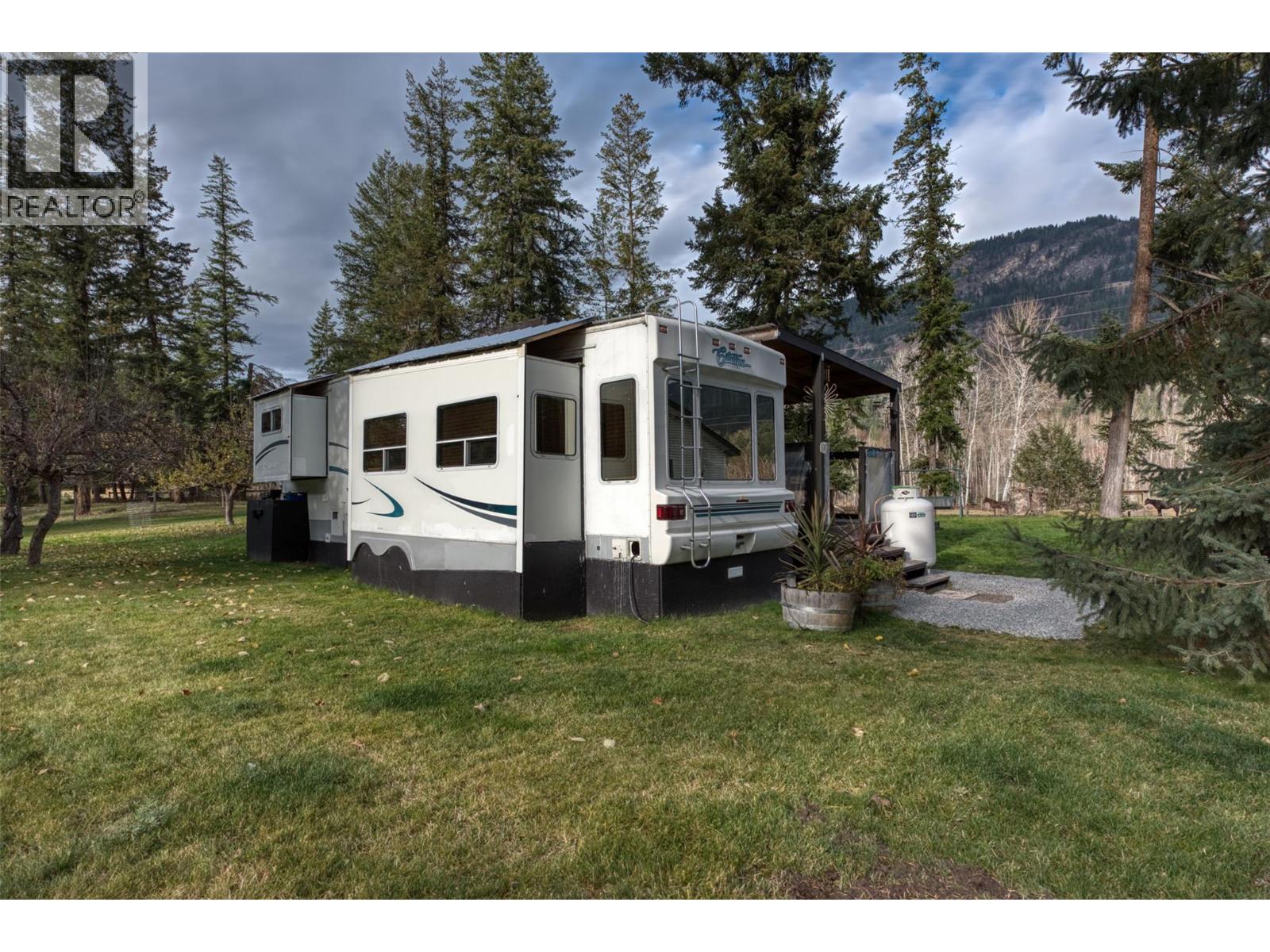 1385 6 Highway, Cherryville, British Columbia  V0E 2G1 - Photo 55 - 10369161