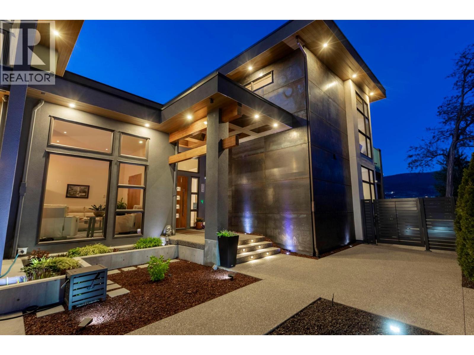 704 Stonor Street, Summerland, British Columbia  V0H 1Z9 - Photo 4 - 10369159