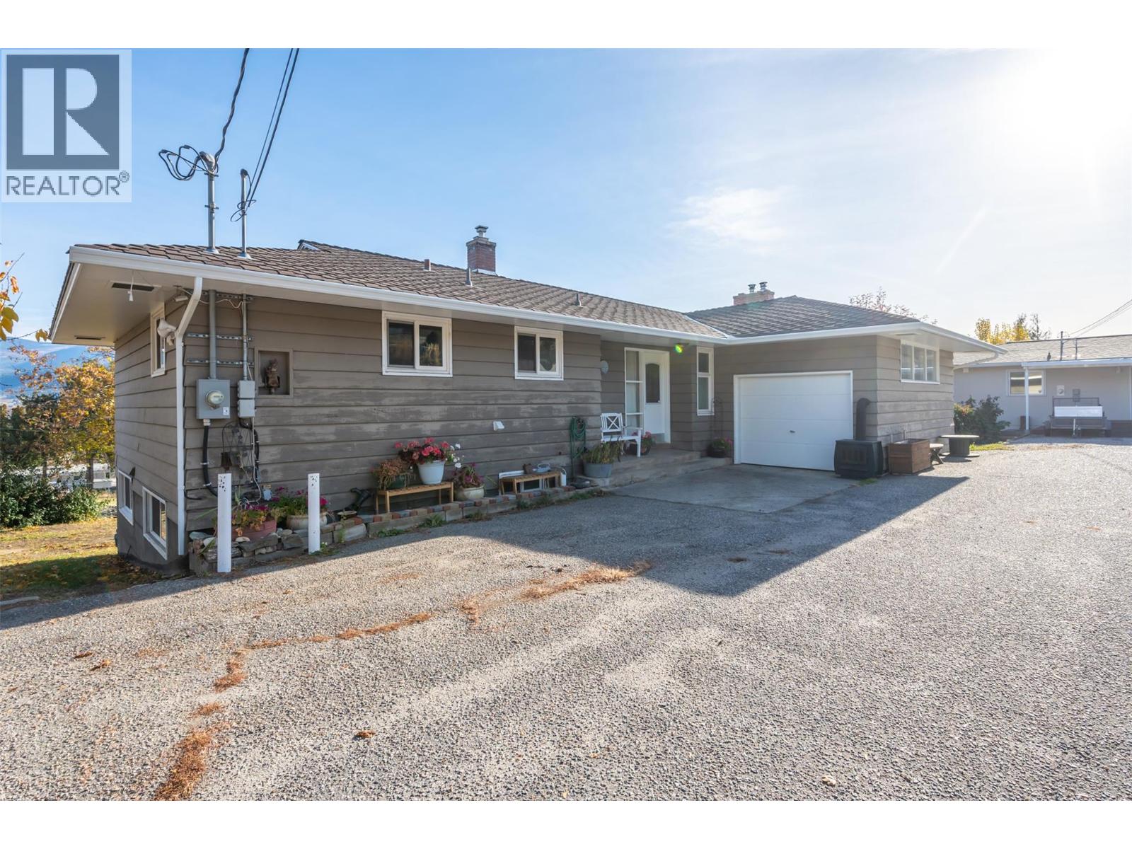 901 Newton Drive, Penticton, British Columbia  V2A 8Z4 - Photo 3 - 10369256