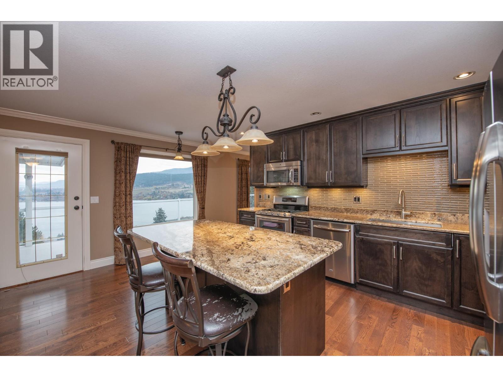 7903 Lakeview Drive, Coldstream, British Columbia  V1B 1W4 - Photo 6 - 10369157