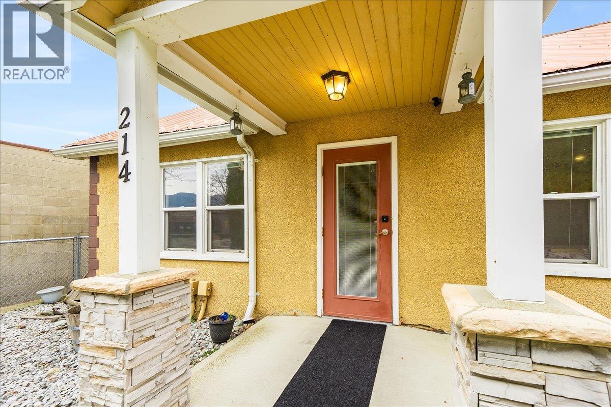 214 11th Avenue, Castlegar, British Columbia  V1N 1J2 - Photo 2 - 10369536