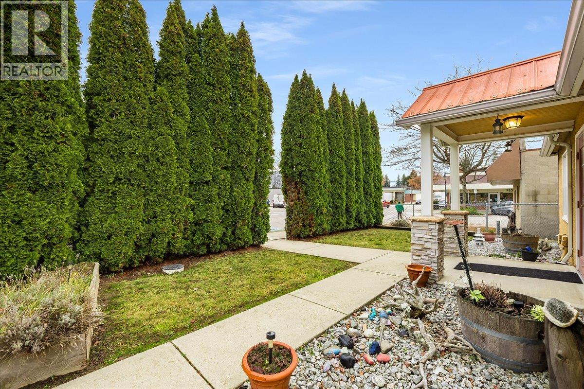 214 11th Avenue, Castlegar, British Columbia  V1N 1J2 - Photo 6 - 10369536