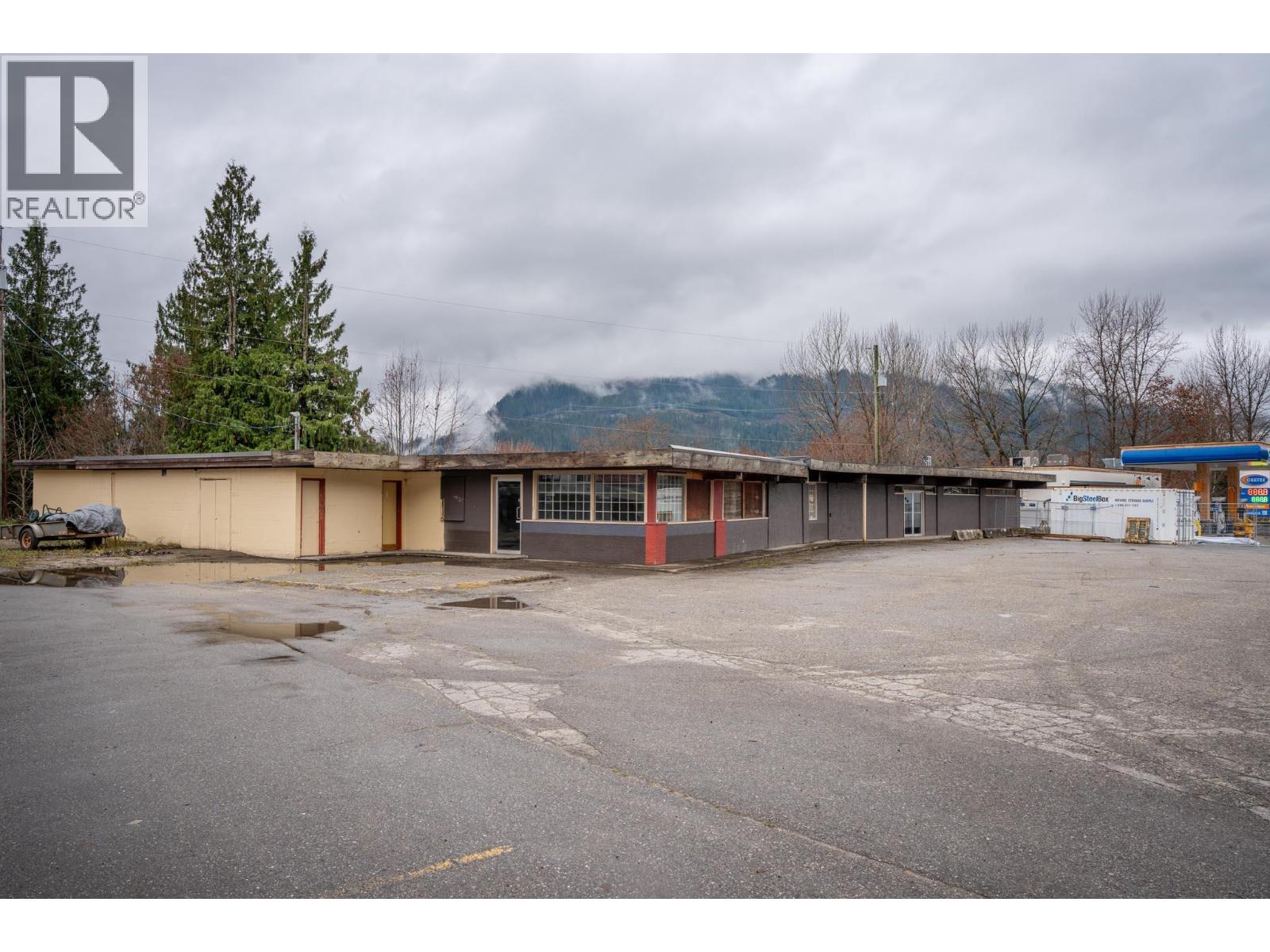1403 Victoria Road, Revelstoke, British Columbia  V0E 2S0 - Photo 3 - 10369600