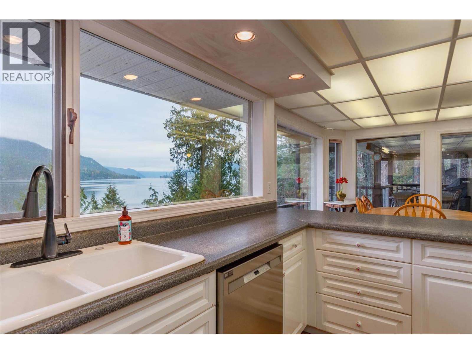 2071 Massie Road, Christina Lake, British Columbia  V0H 1E2 - Photo 13 - 10369835