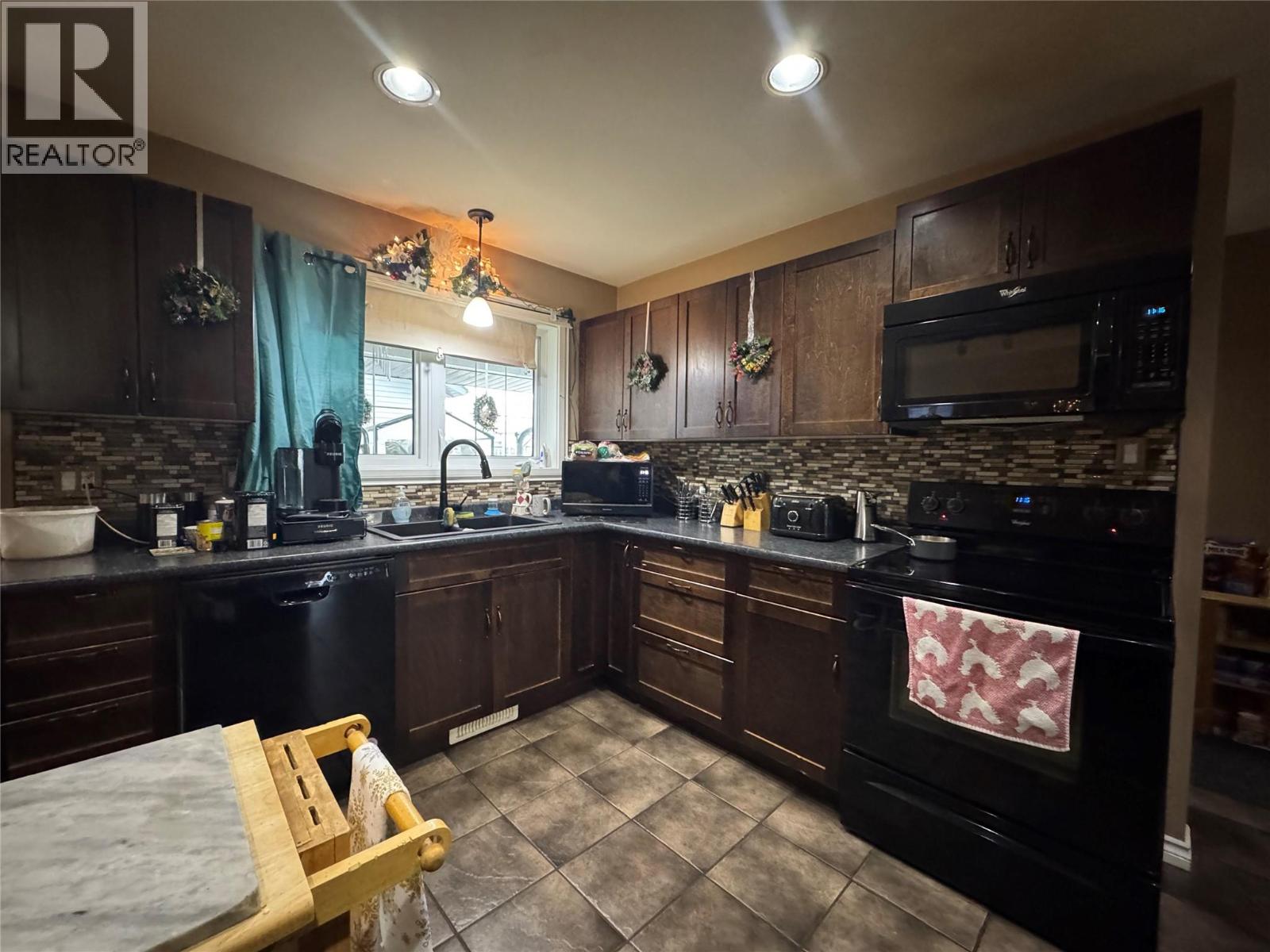 1837 109 Avenue, Dawson Creek, British Columbia  V1G 2V6 - Photo 2 - 10370016