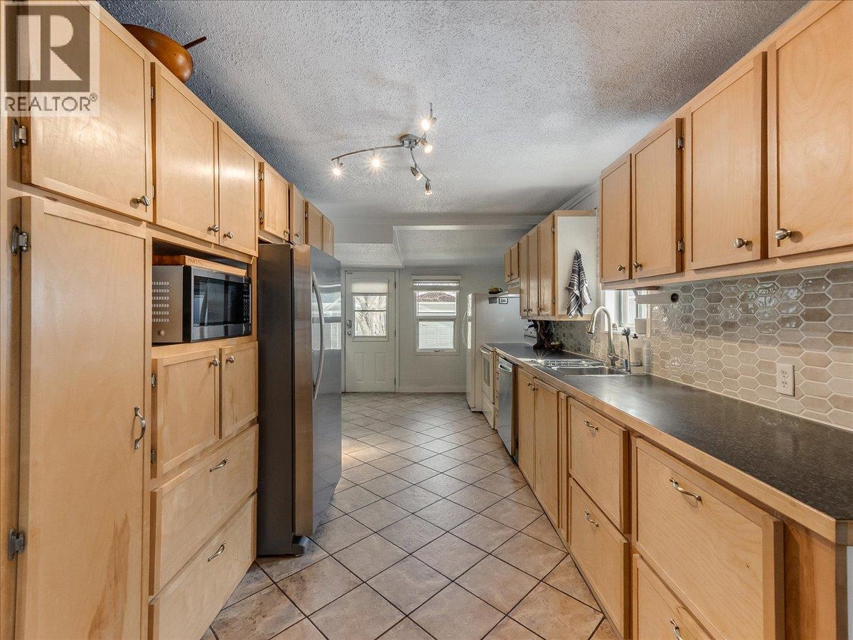 613 11th Avenue, Castlegar, British Columbia  V1N 1J7 - Photo 13 - 10369959